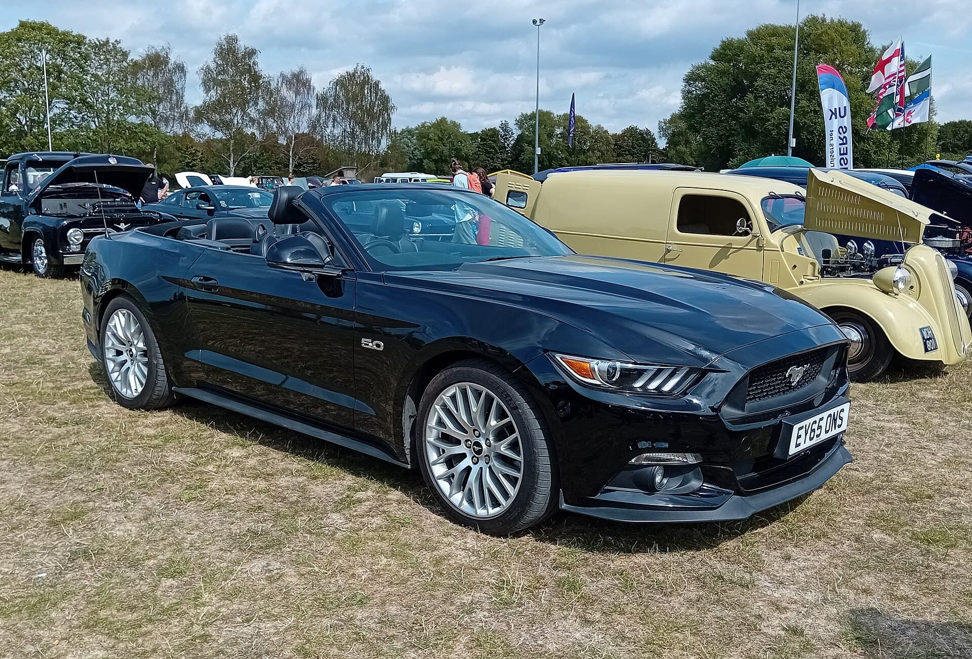 2021 Ford Mustang Convertible in Shadow Black — photograph 6 of 6