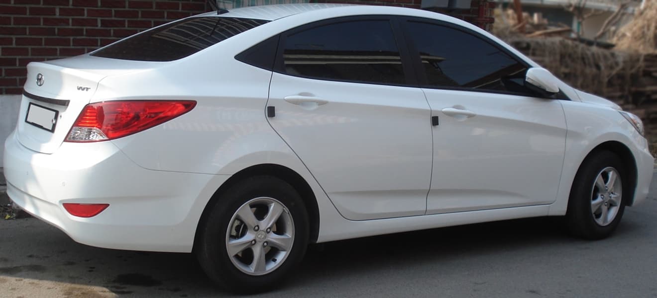 2016 Hyundai Accent in Century White — photograph 2 of 6