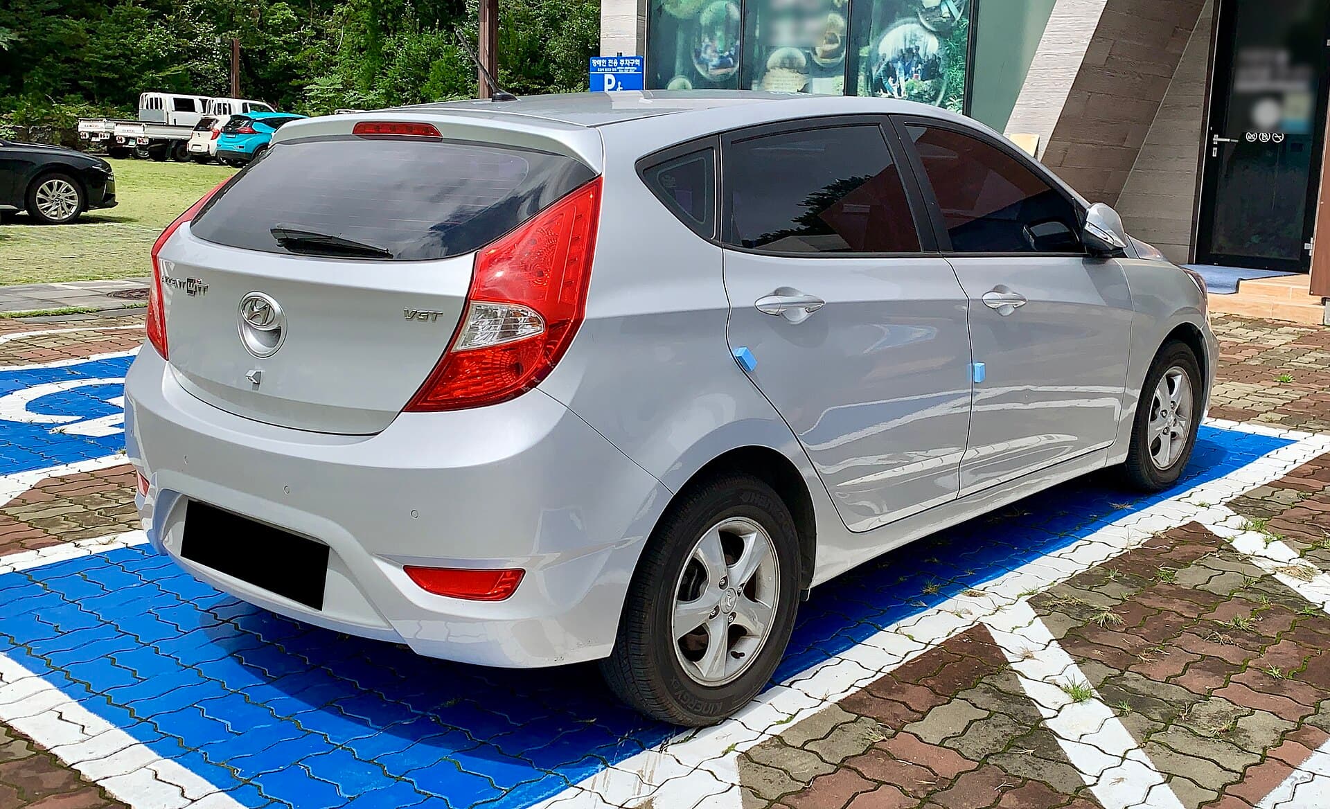 2016 Hyundai Accent in Ironman Silver — photograph 4 of 6