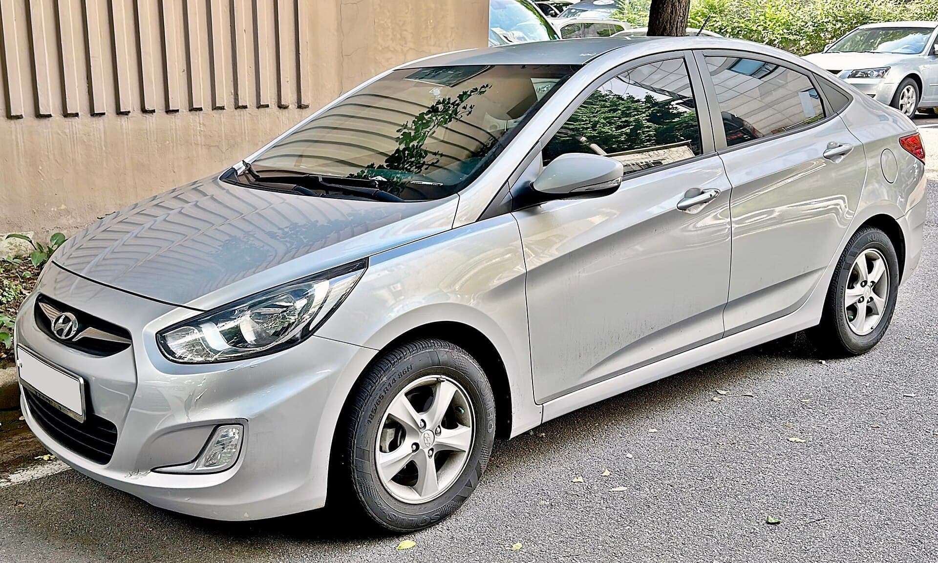 2016 Hyundai Accent in Ironman Silver — photograph 5 of 6