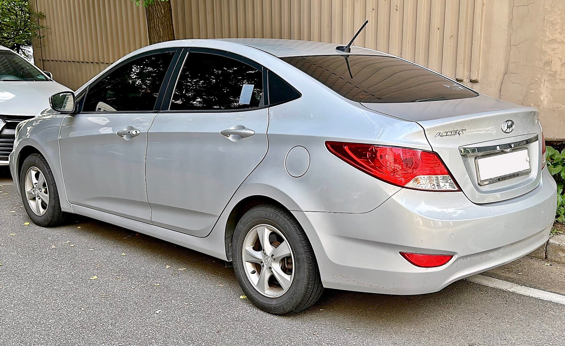 2016 Hyundai Accent in Ironman Silver — photograph 3 of 6