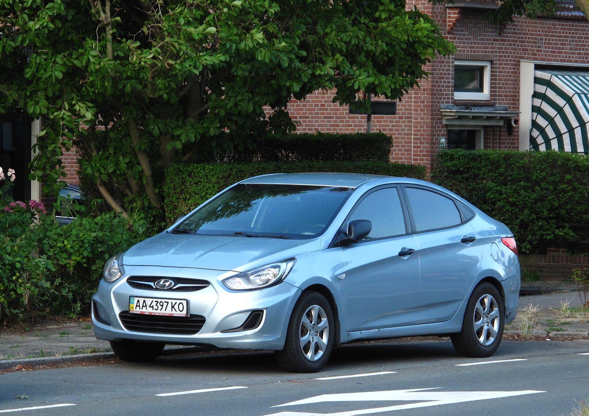 2016 Hyundai Accent in Pacific Blue — photograph 3 of 6