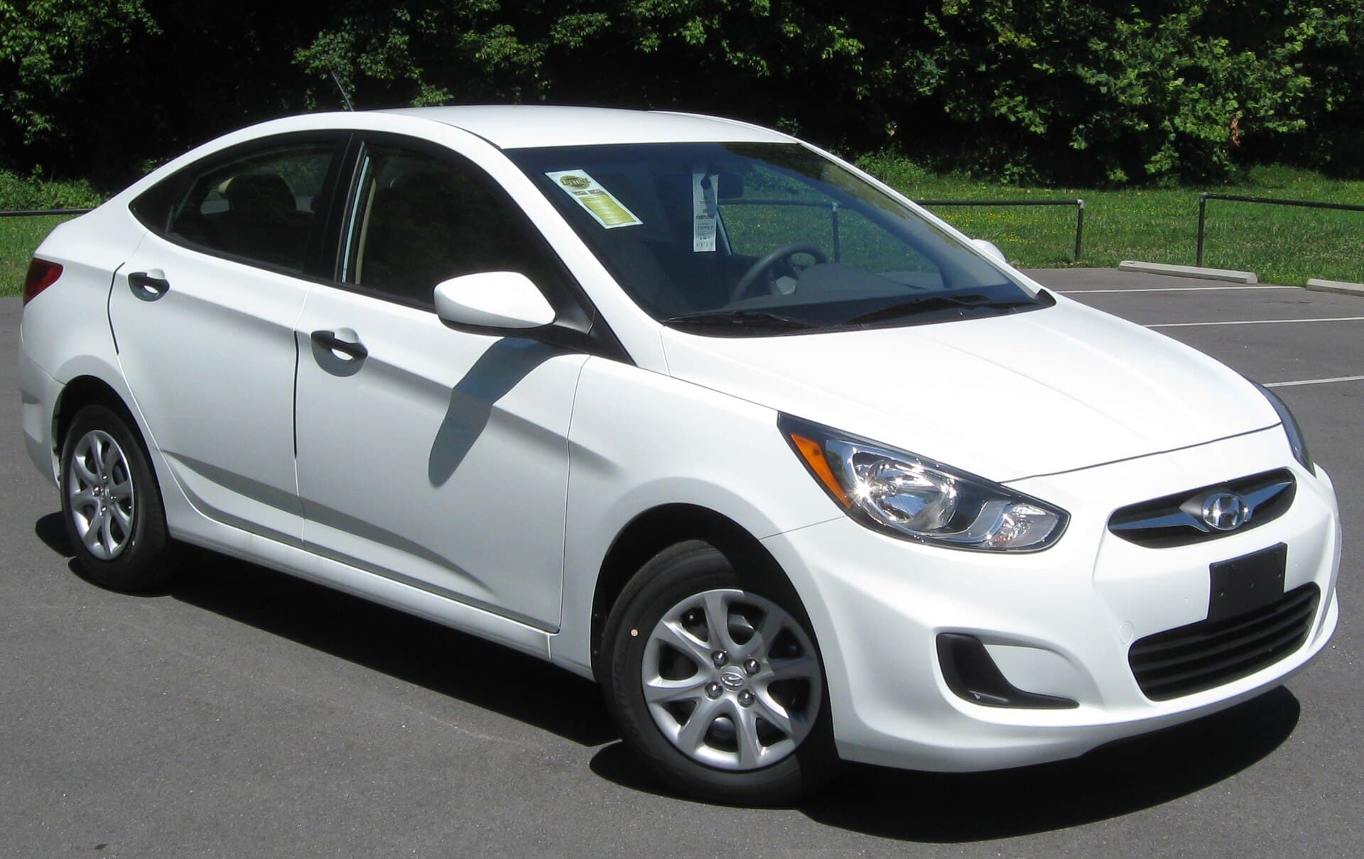 2016 Hyundai Accent in Century White — photograph 3 of 6
