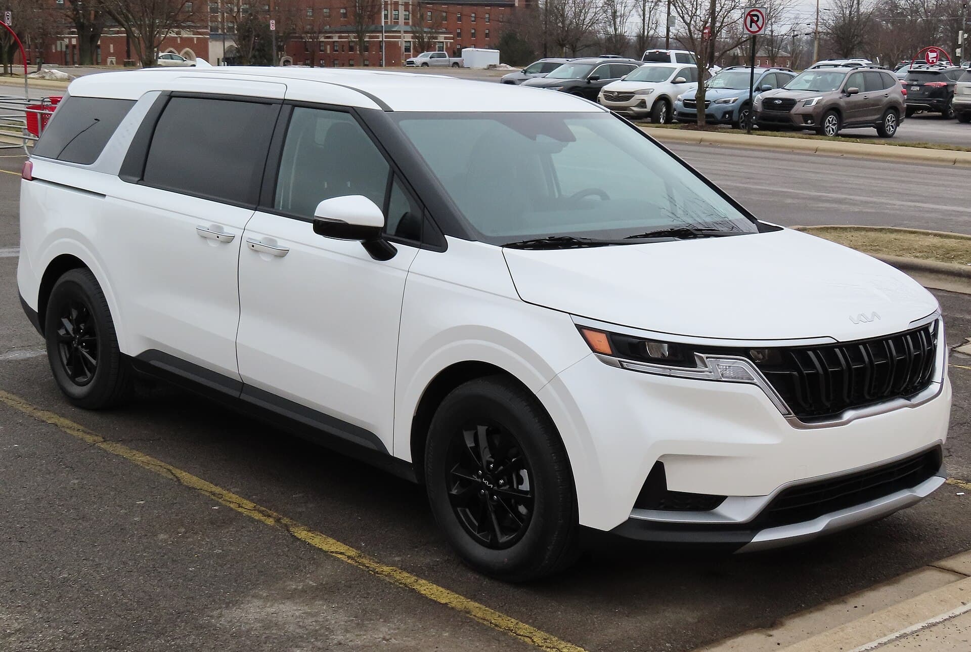 2022 Kia Carnival in Snow White Pearl — photograph 2 of 6