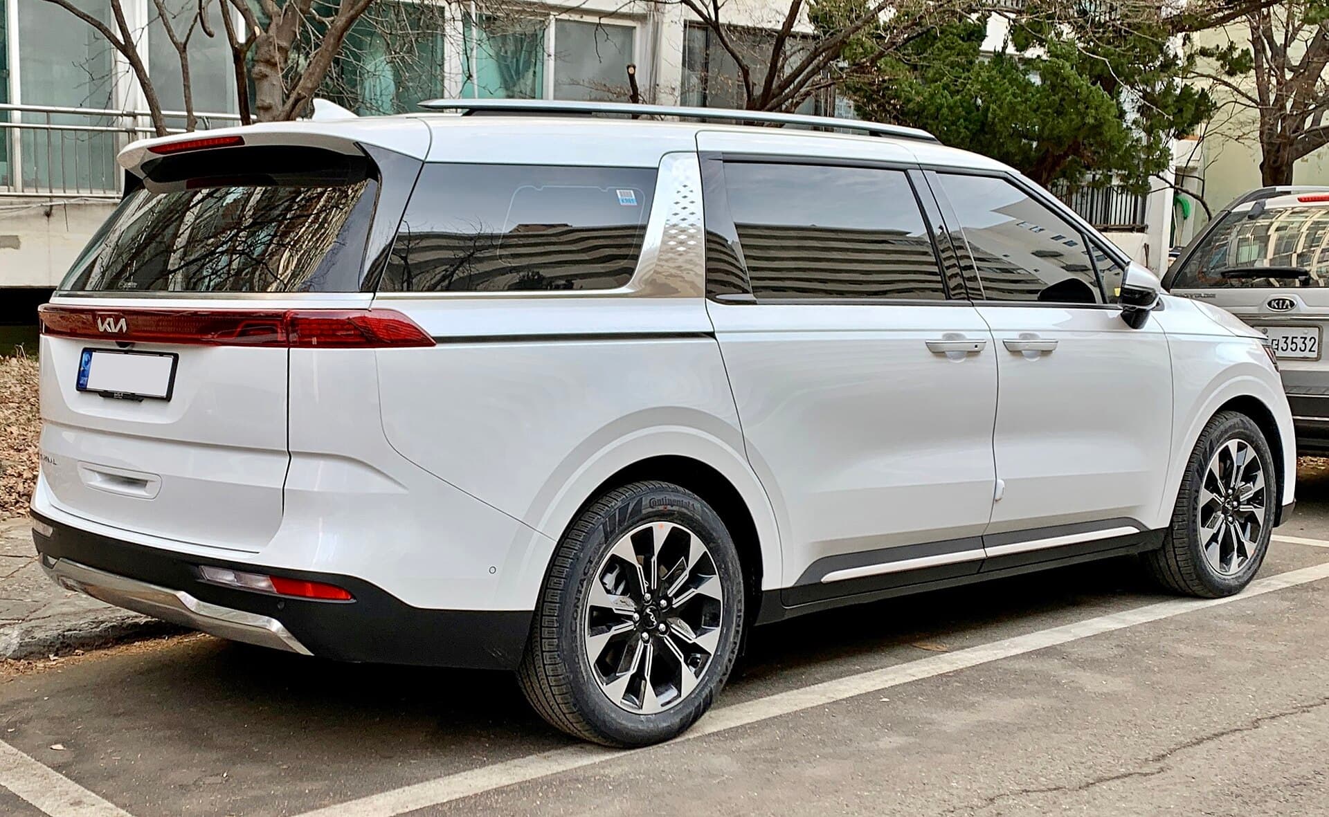 2022 Kia Carnival in Snow White Pearl — photograph 3 of 6