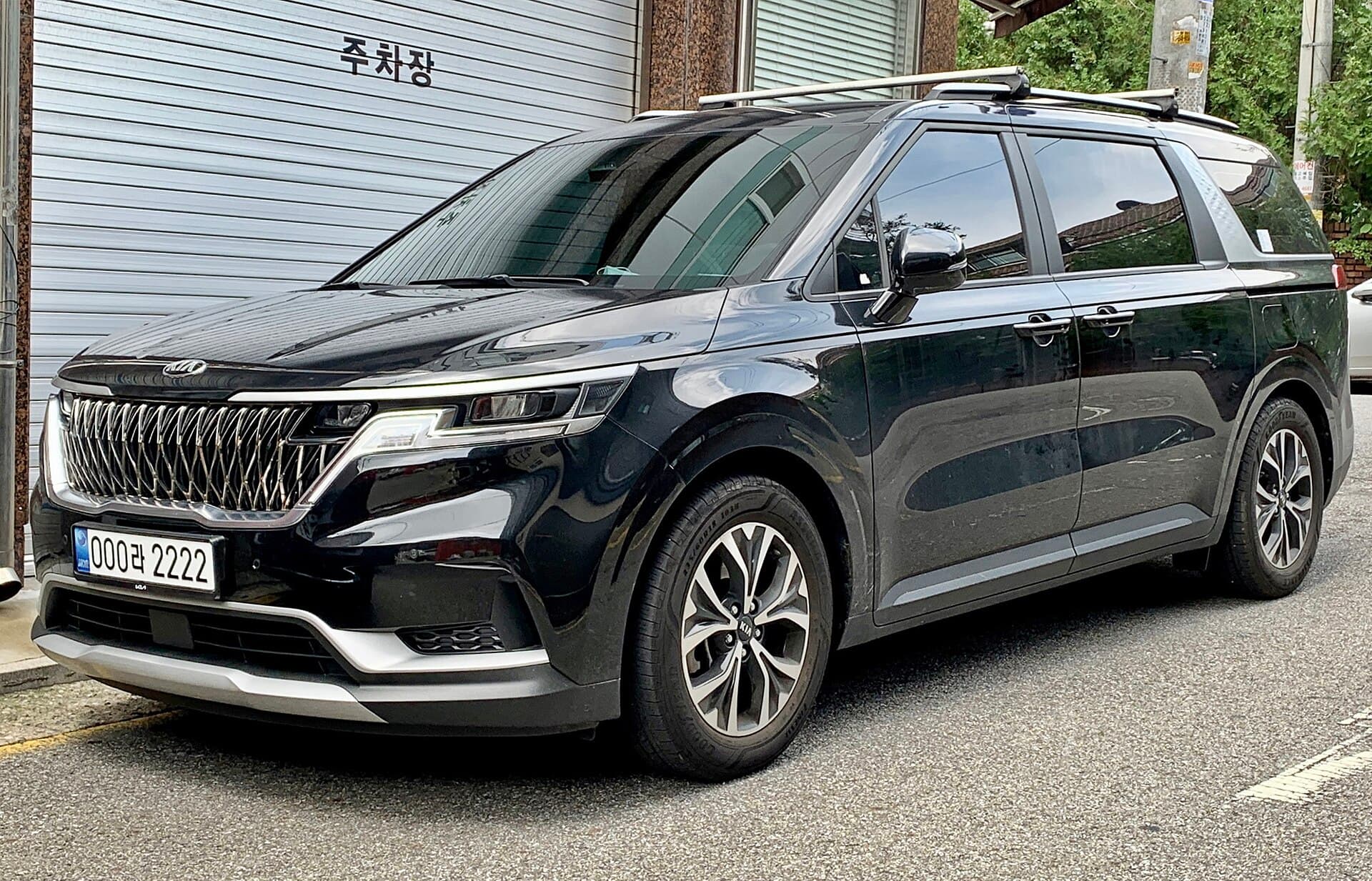 2022 Kia Carnival in Aurora Black — photograph 4 of 6