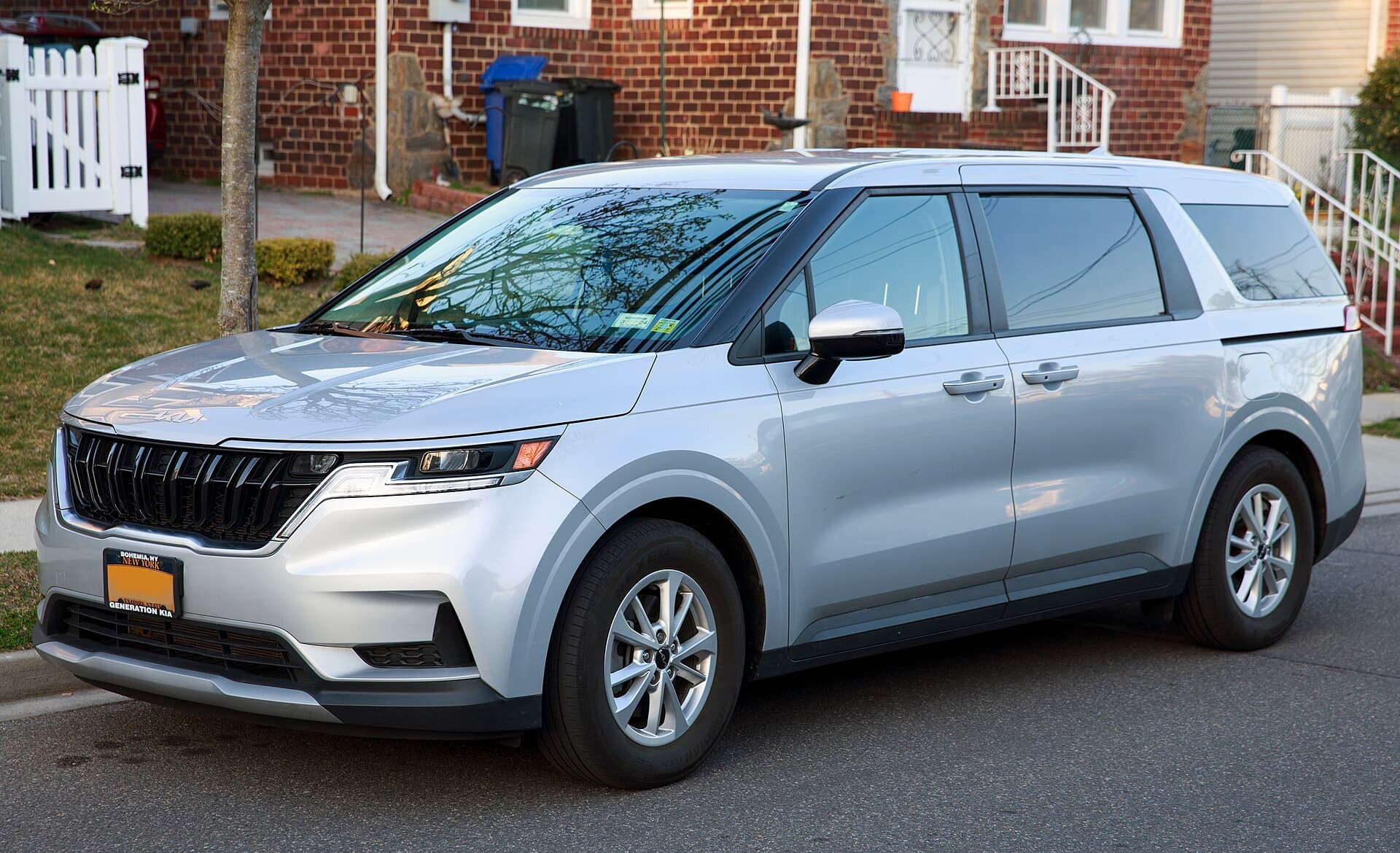 2022 Kia Carnival in Ceramic Silver — photograph 2 of 6