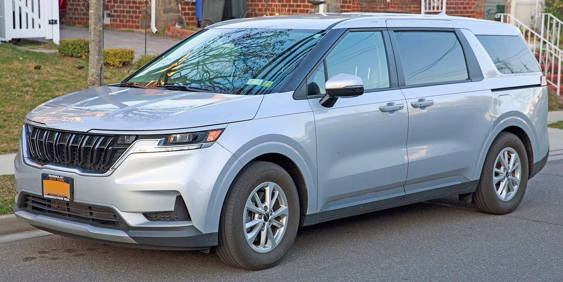2022 Kia Carnival in Ceramic Silver — photograph 6 of 6