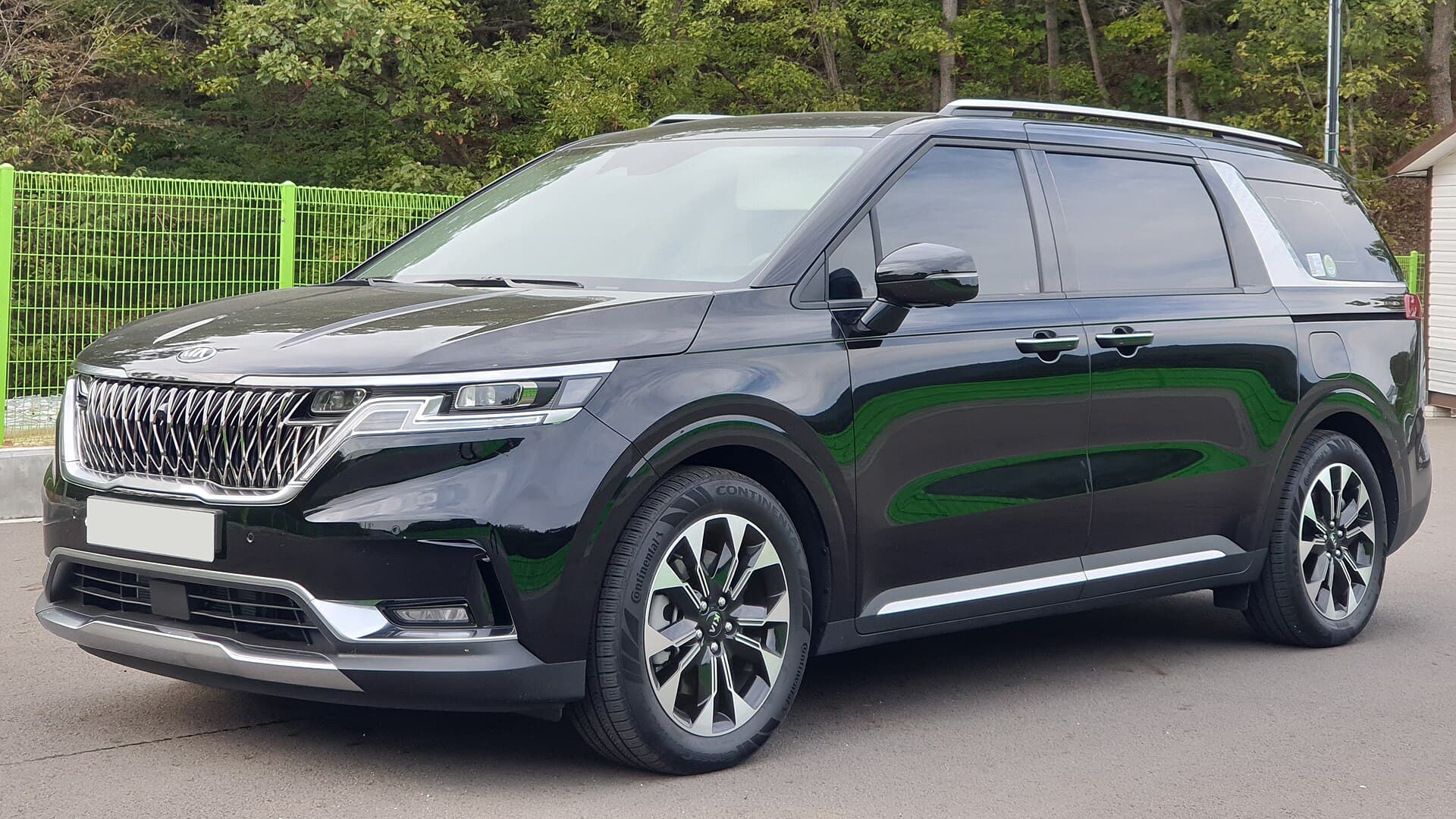 2022 Kia Carnival in Aurora Black — photograph 2 of 6