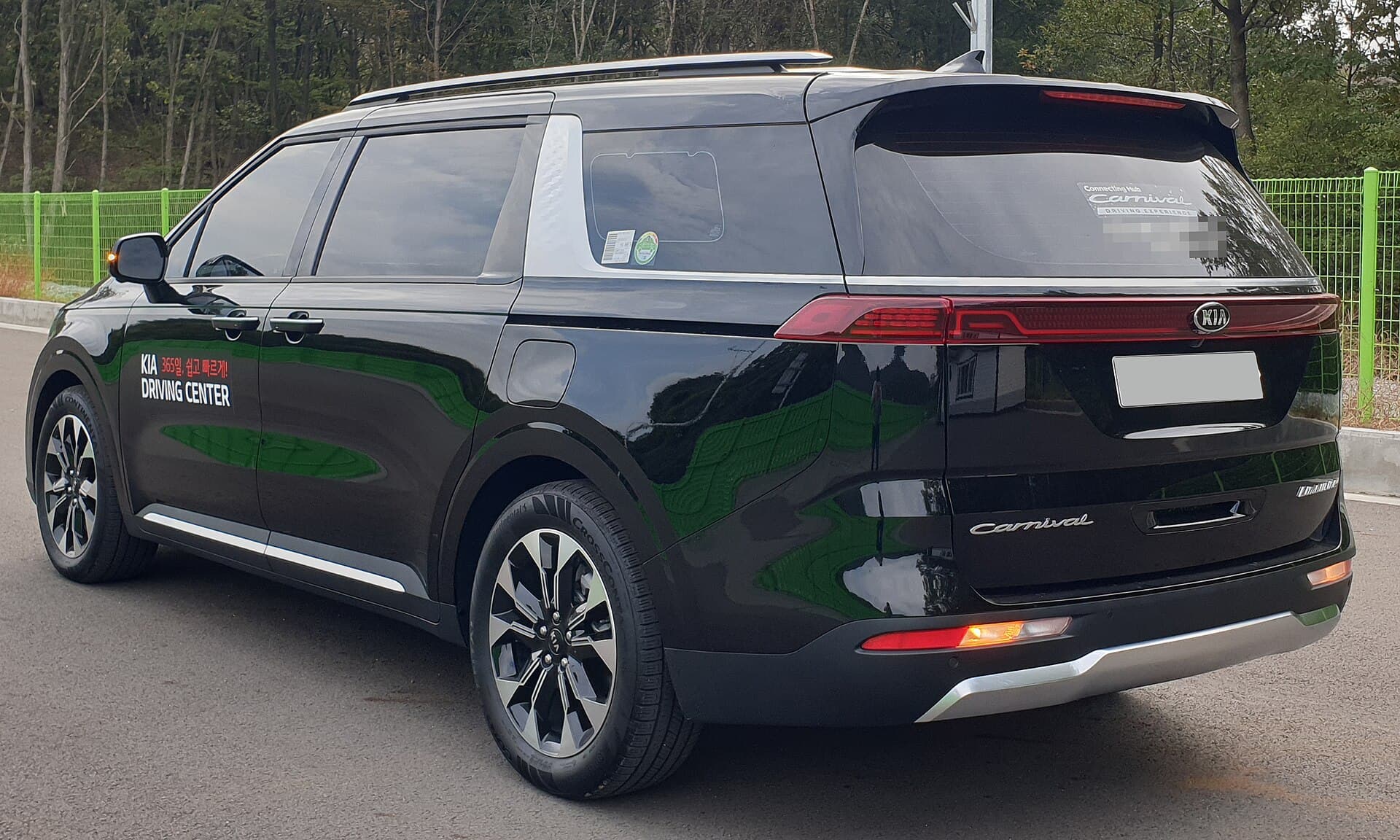 2022 Kia Carnival in Aurora Black — photograph 5 of 6