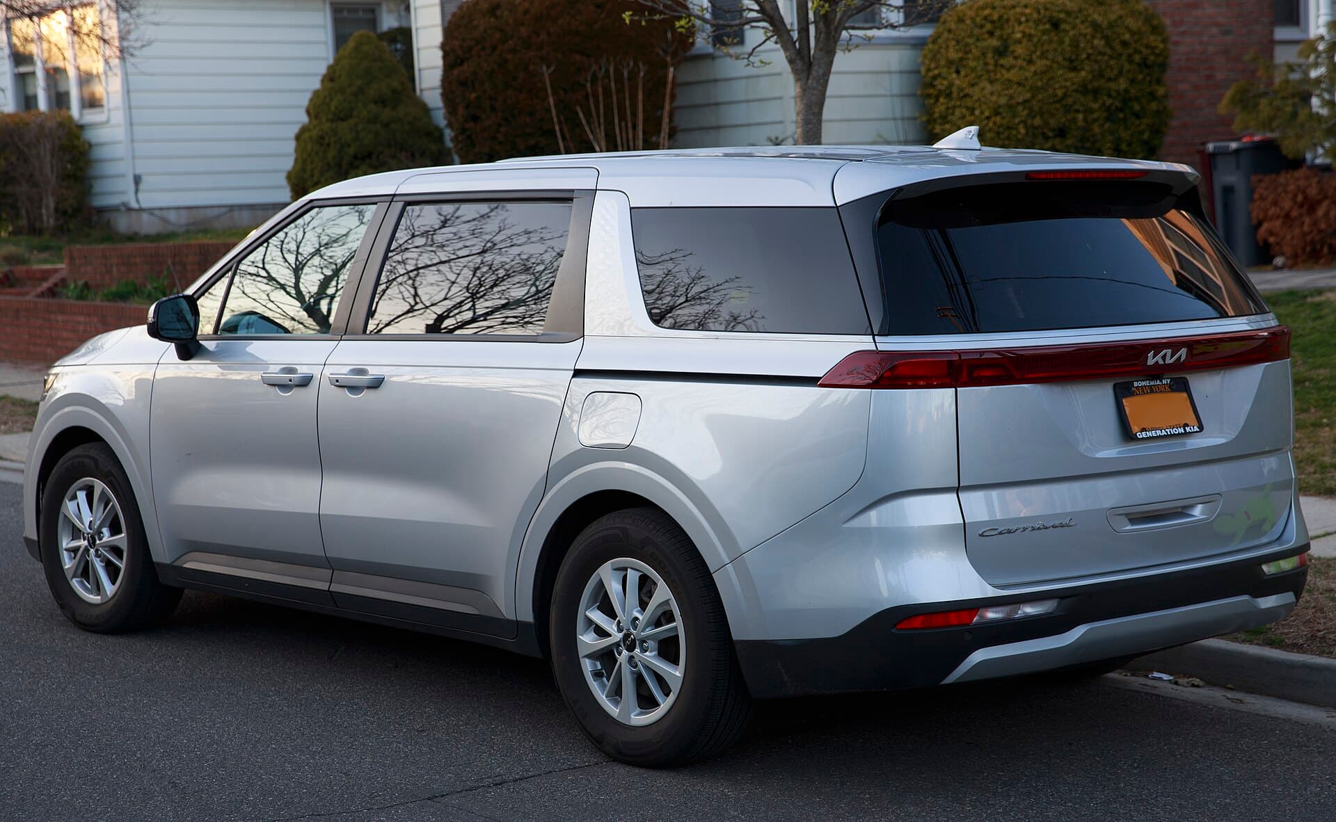 2022 Kia Carnival in Ceramic Silver — photograph 5 of 6