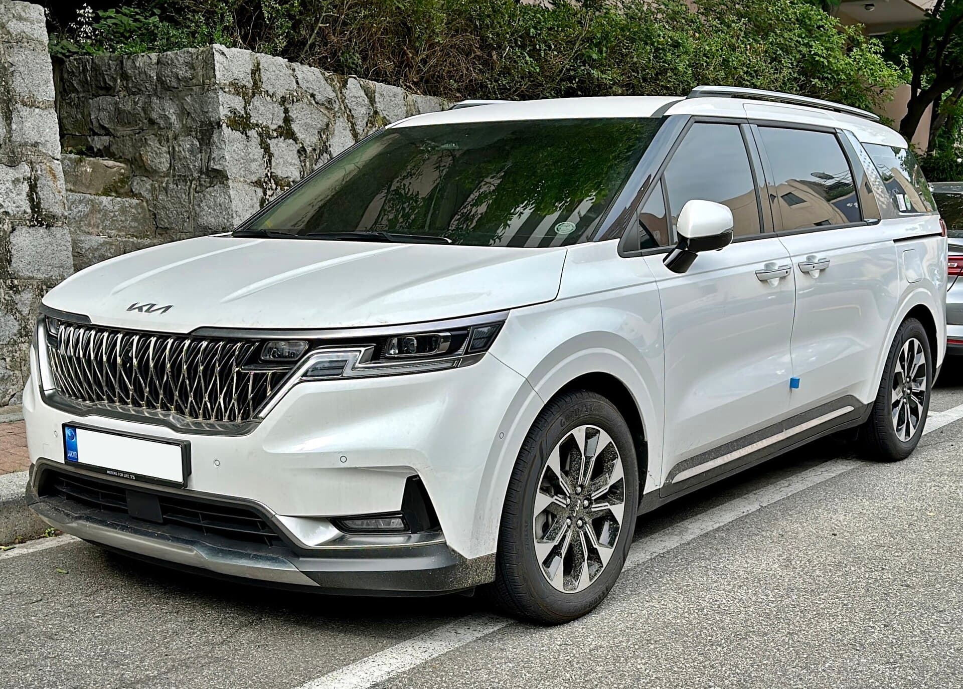 2022 Kia Carnival in Snow White Pearl — photograph 5 of 6