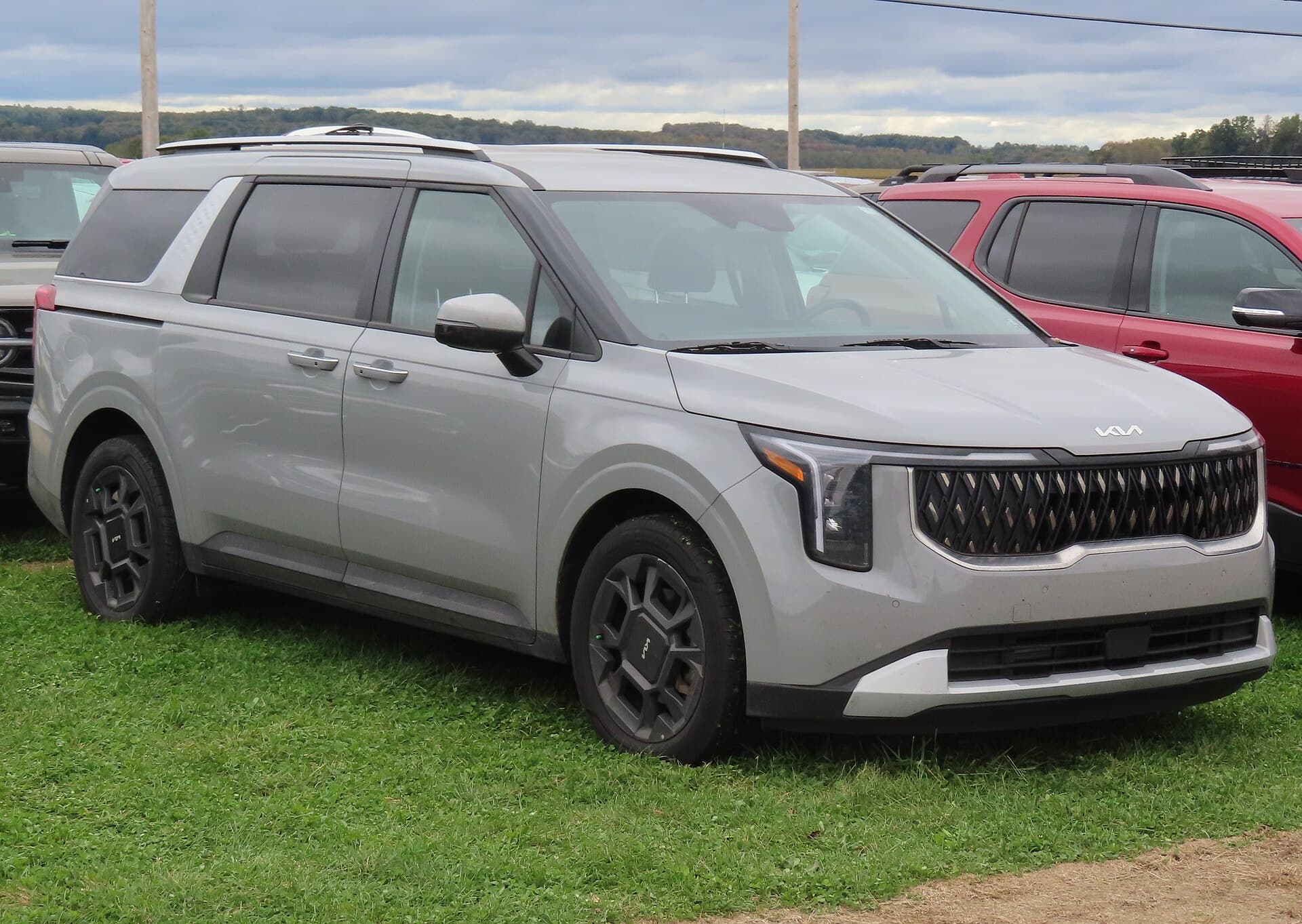 2022 Kia Carnival in Ceramic Silver — photograph 4 of 6