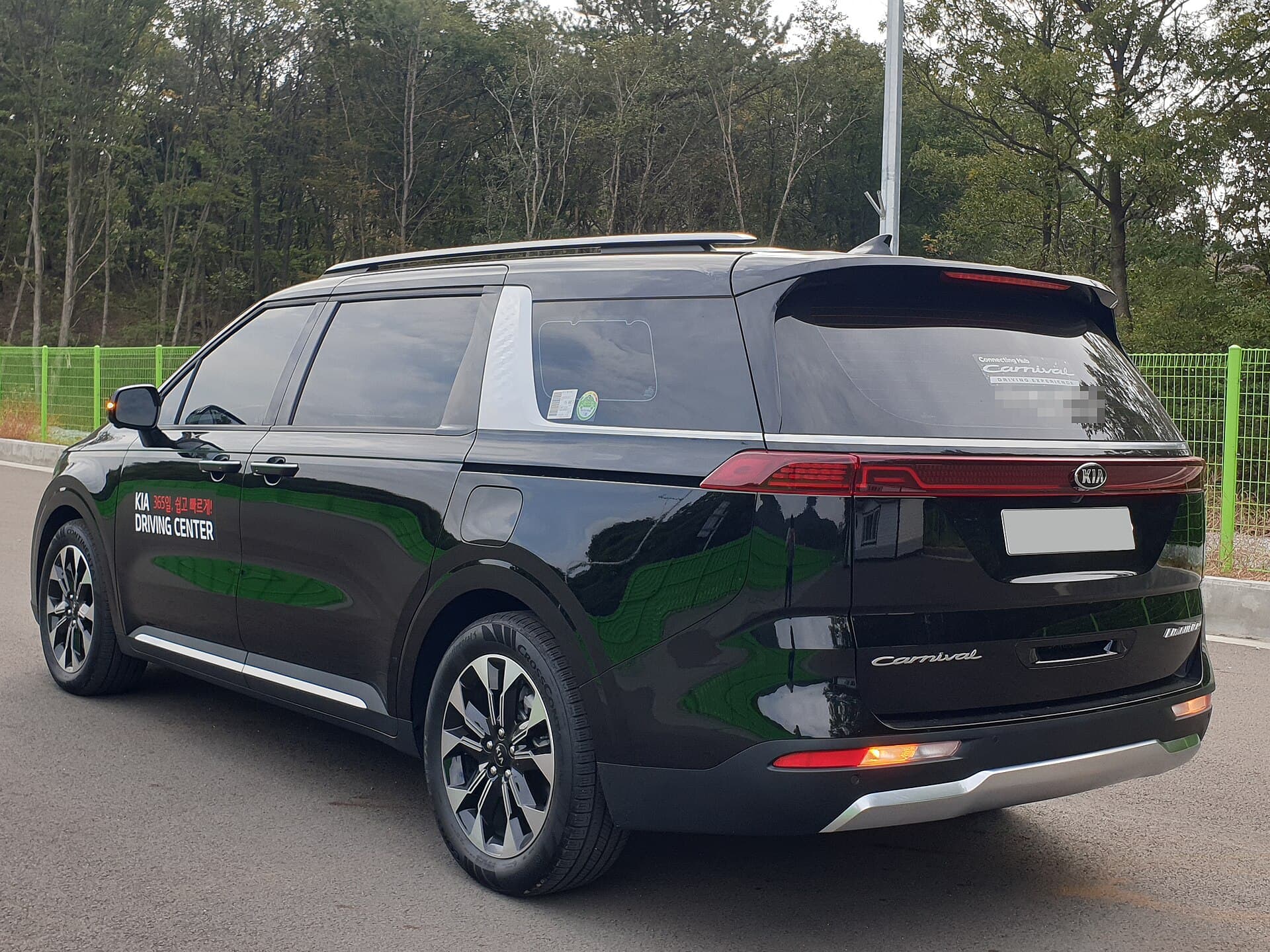 2022 Kia Carnival in Aurora Black — photograph 6 of 6