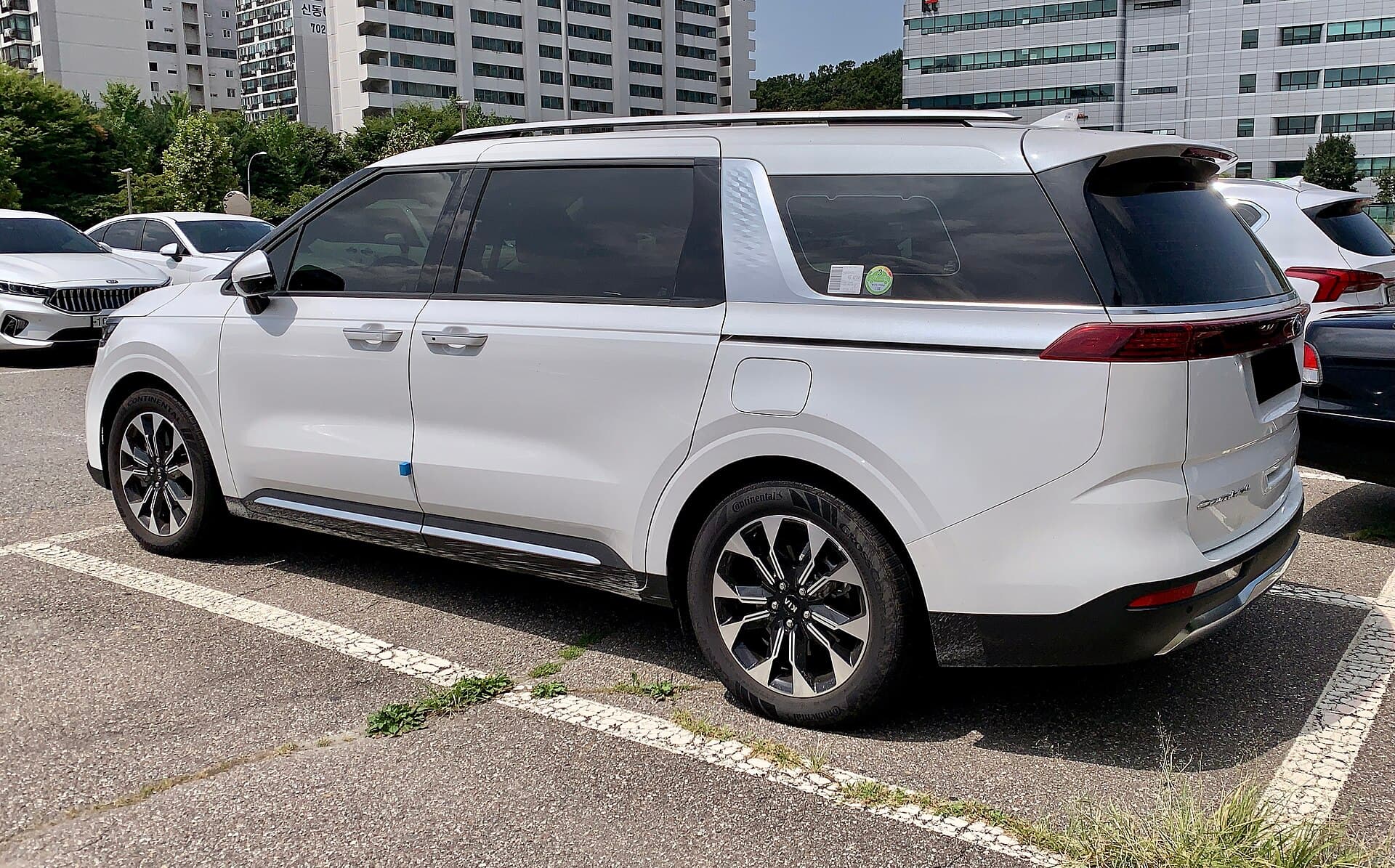 2022 Kia Carnival in Snow White Pearl — photograph 6 of 6