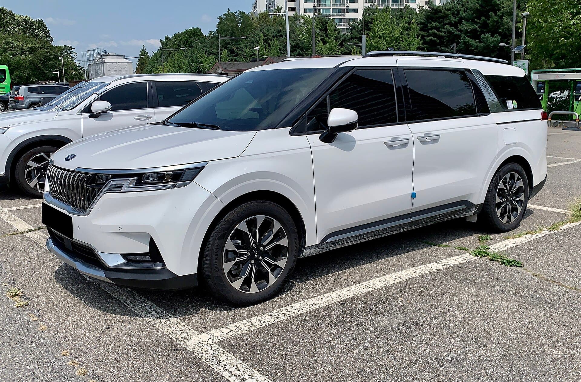 2022 Kia Carnival in Snow White Pearl — photograph 4 of 6