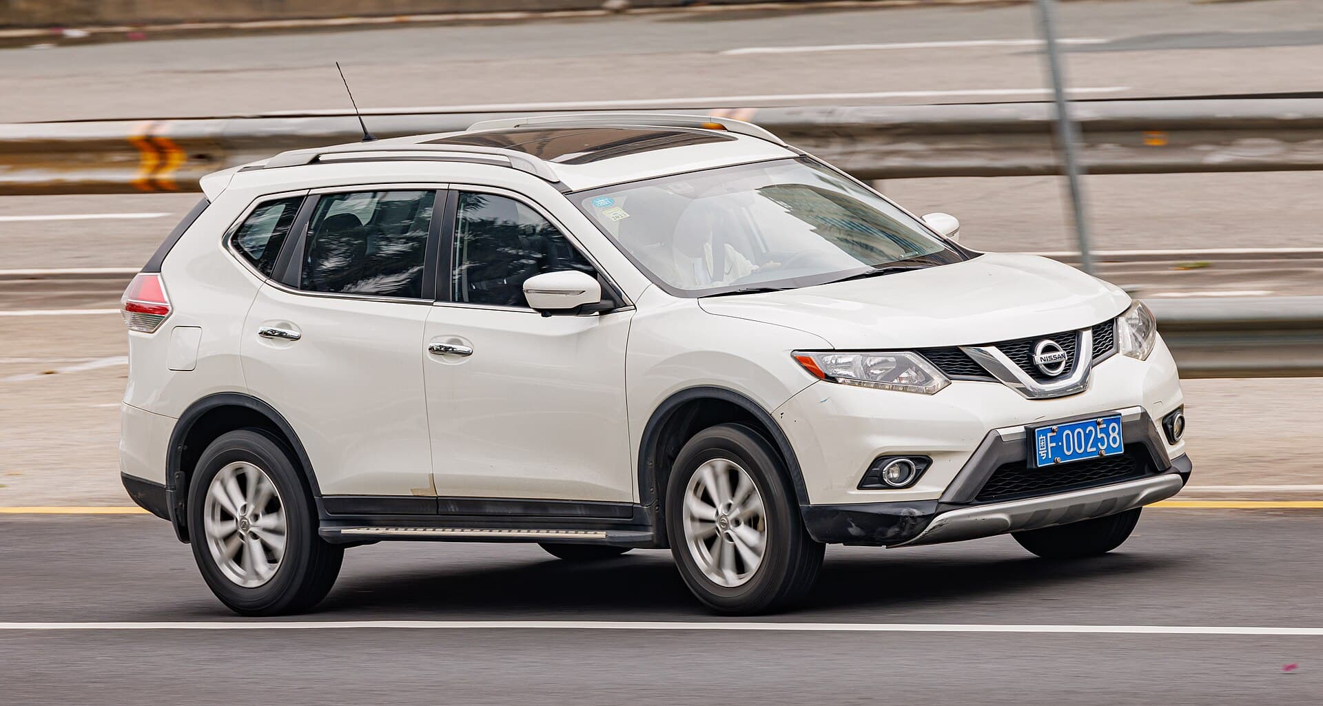 2019 Nissan X-Trail in Pearl White — photograph 2 of 6