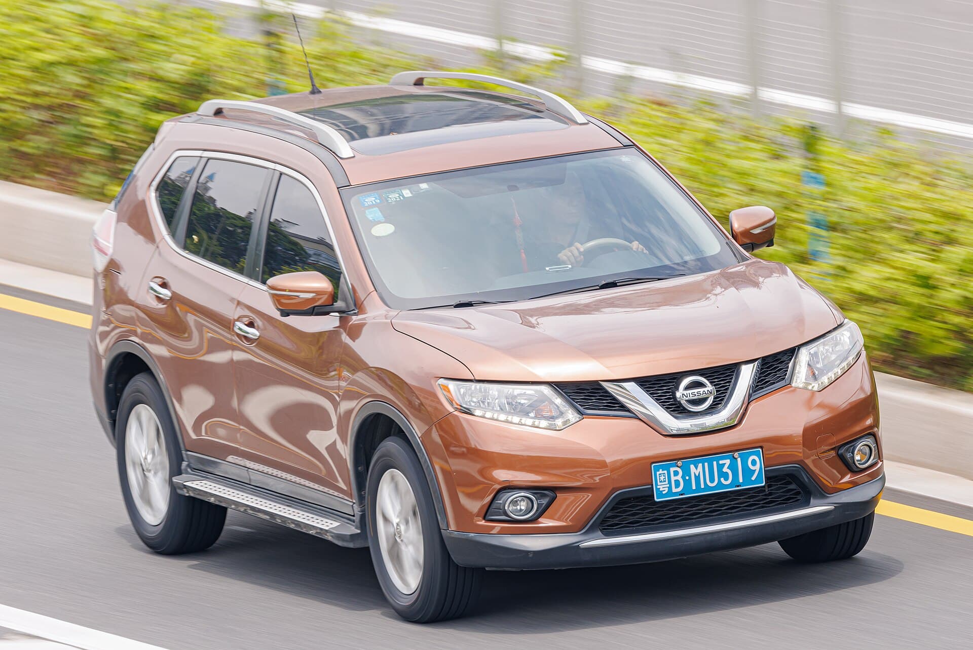 2019 Nissan X-Trail in Copper Blaze — photograph 2 of 6