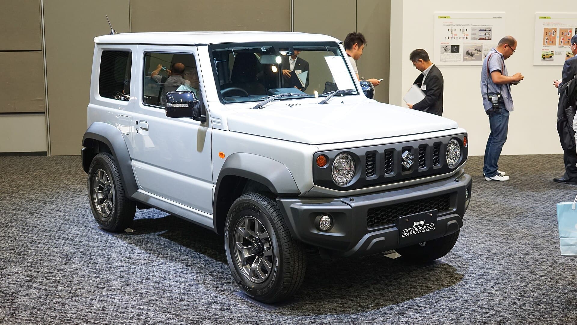 2021 Suzuki Jimny in Superior White — photograph 4 of 6