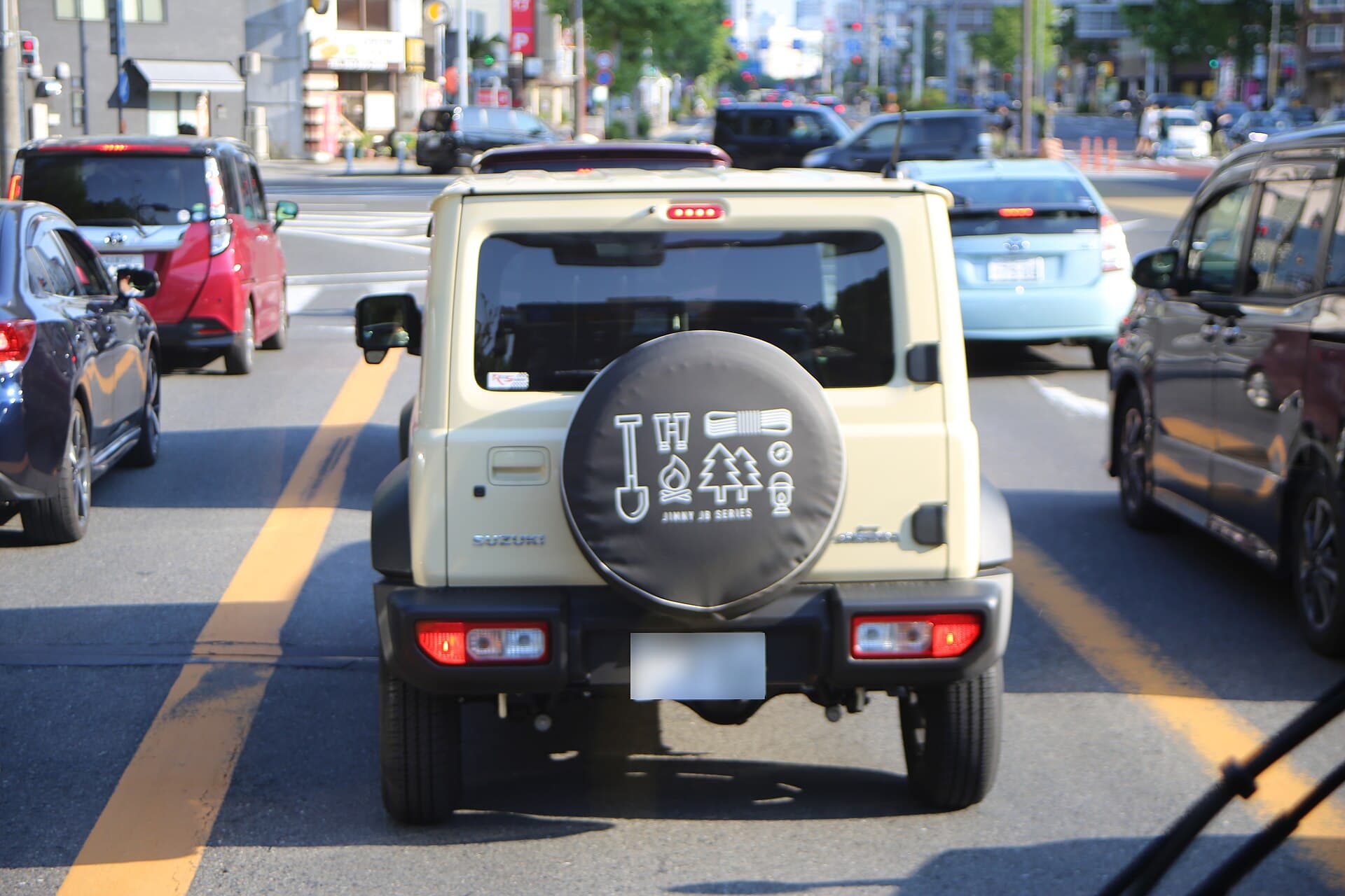 2021 Suzuki Jimny in Superior White — photograph 2 of 6