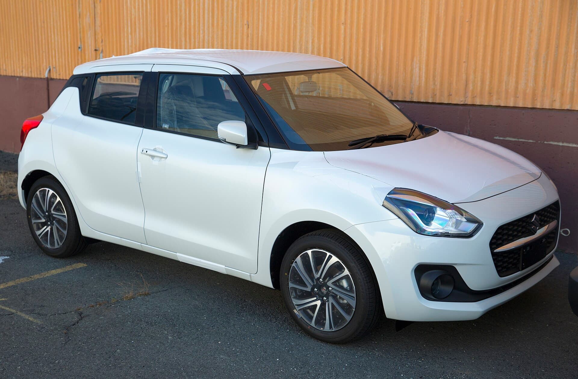 2020 Suzuki Swift in Pure White Pearl — photograph 2 of 5