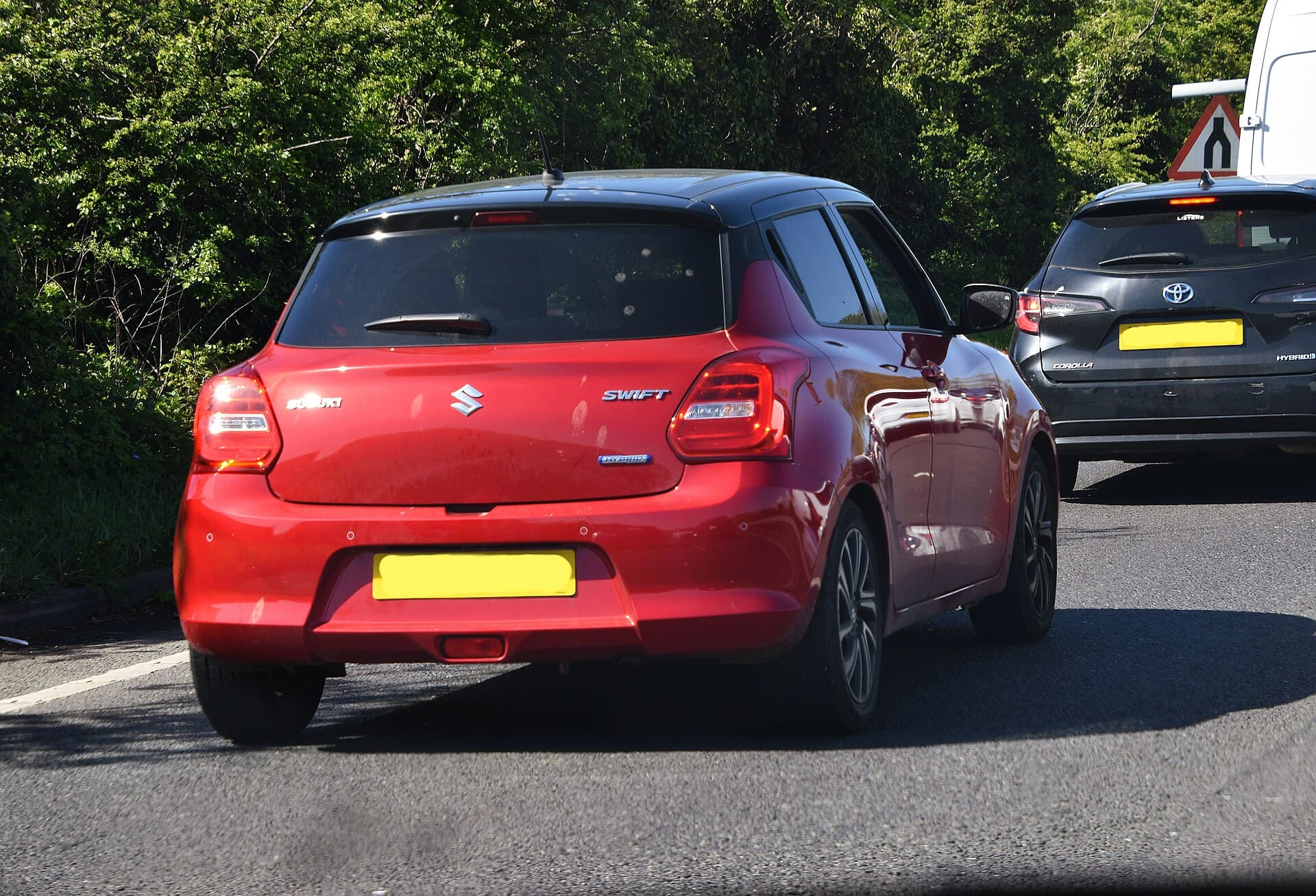 2020 Suzuki Swift in Burning Red — photograph 2 of 6