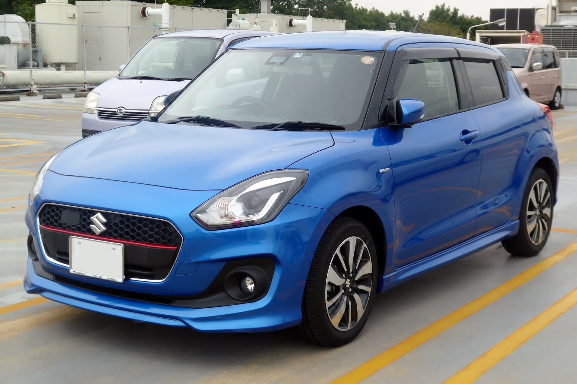 2020 Suzuki Swift in Speedy Blue — photograph 2 of 6