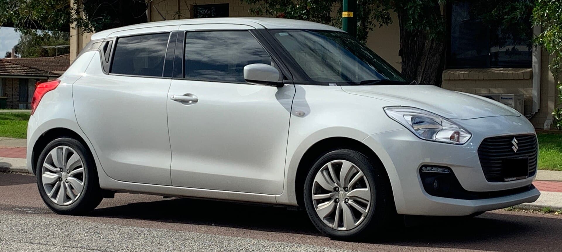 2020 Suzuki Swift in Pure White Pearl — photograph 3 of 5