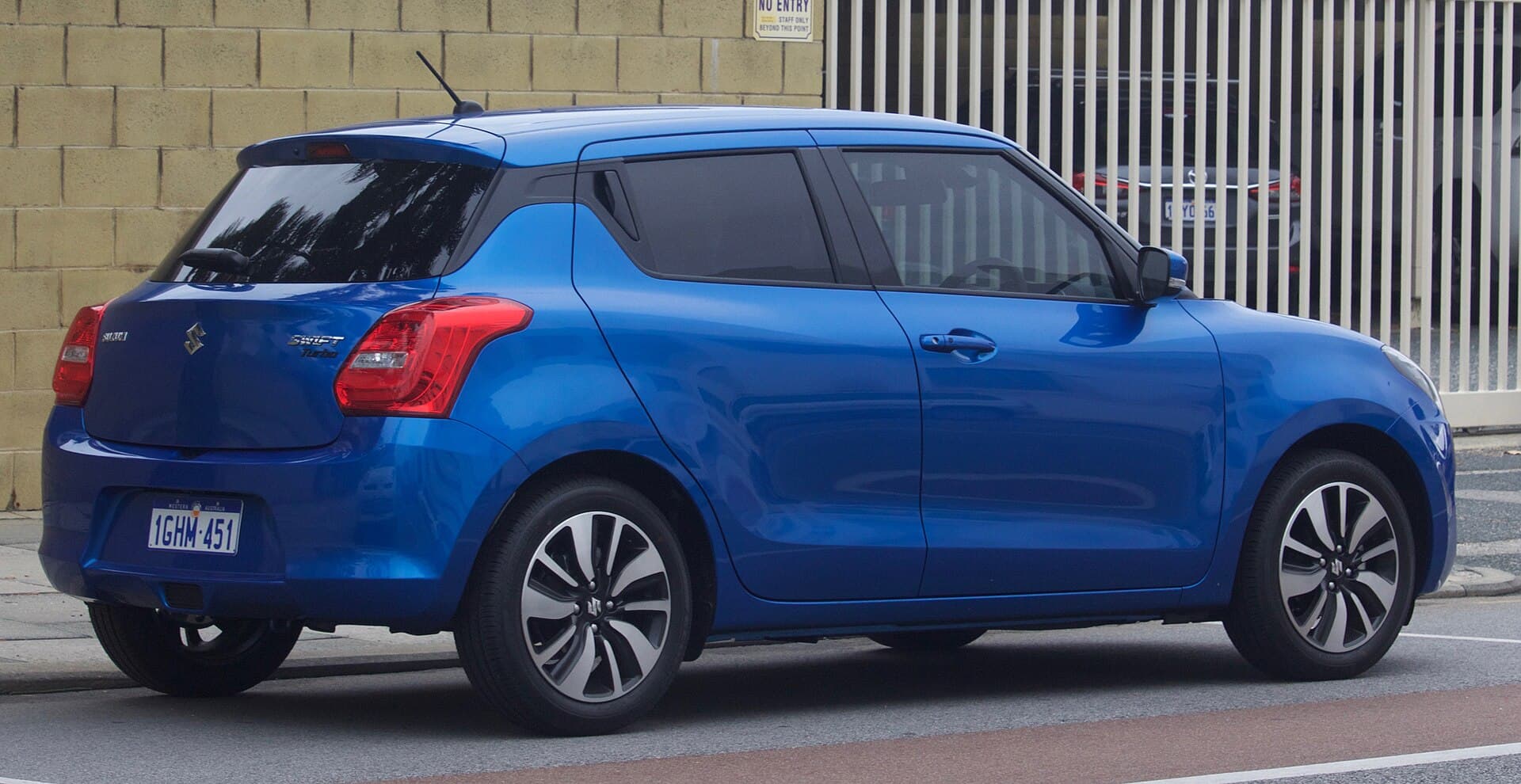 2020 Suzuki Swift in Speedy Blue — photograph 4 of 6