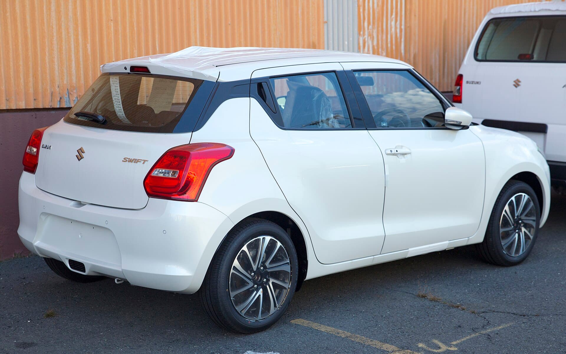 2020 Suzuki Swift in Pure White Pearl — photograph 4 of 5