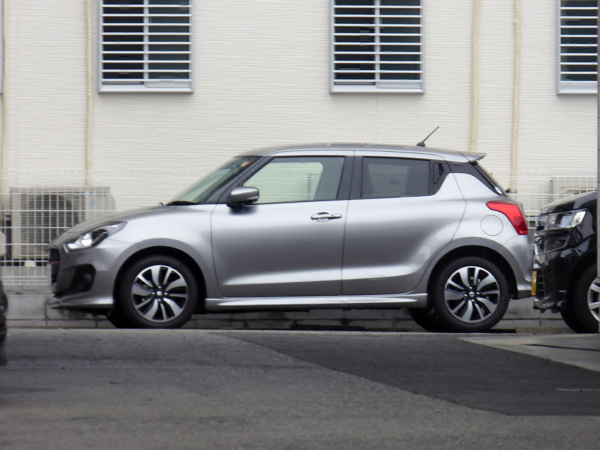 2020 Suzuki Swift in Premium Silver — photograph 4 of 6