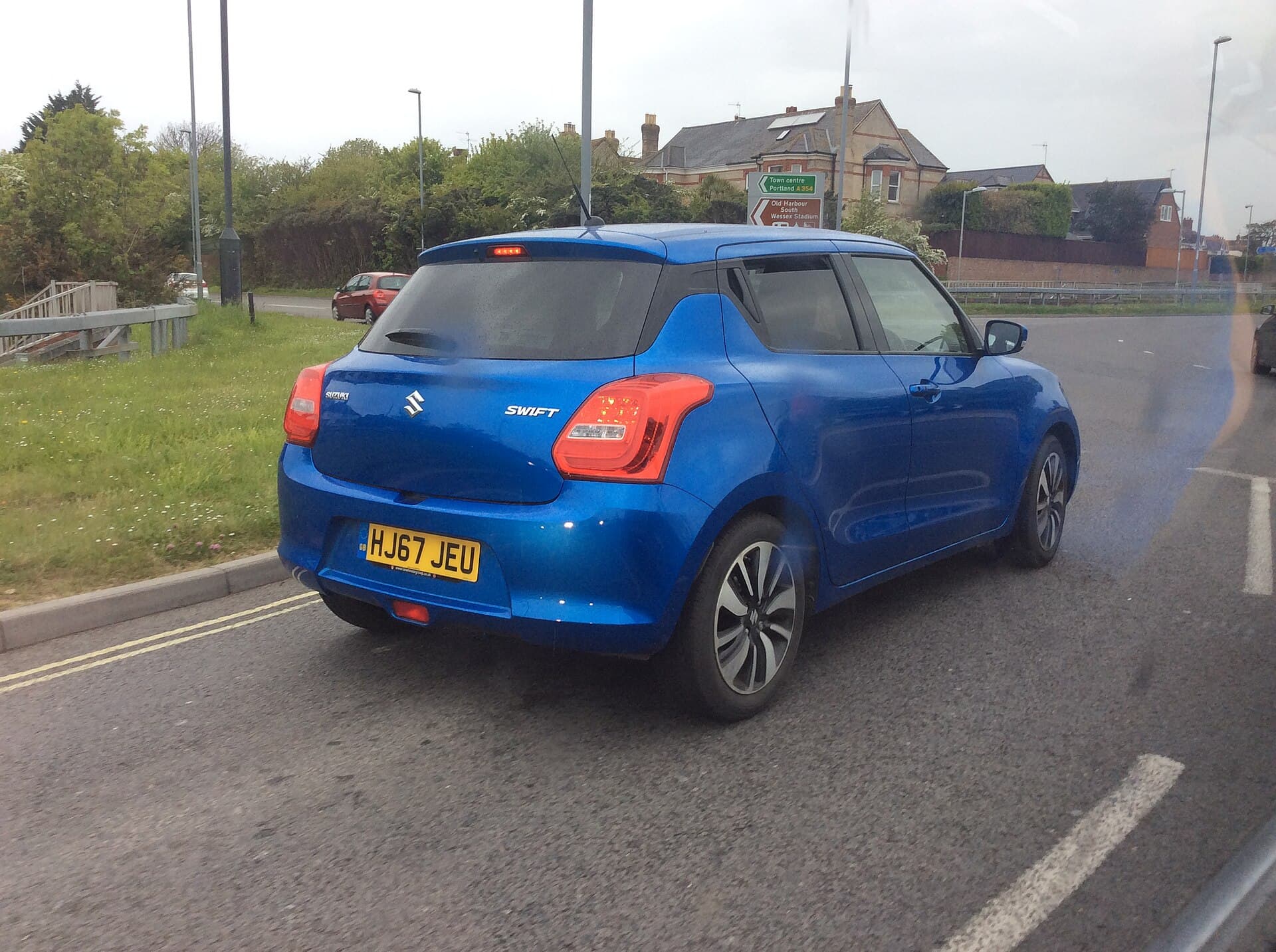 2020 Suzuki Swift in Speedy Blue — photograph 5 of 6