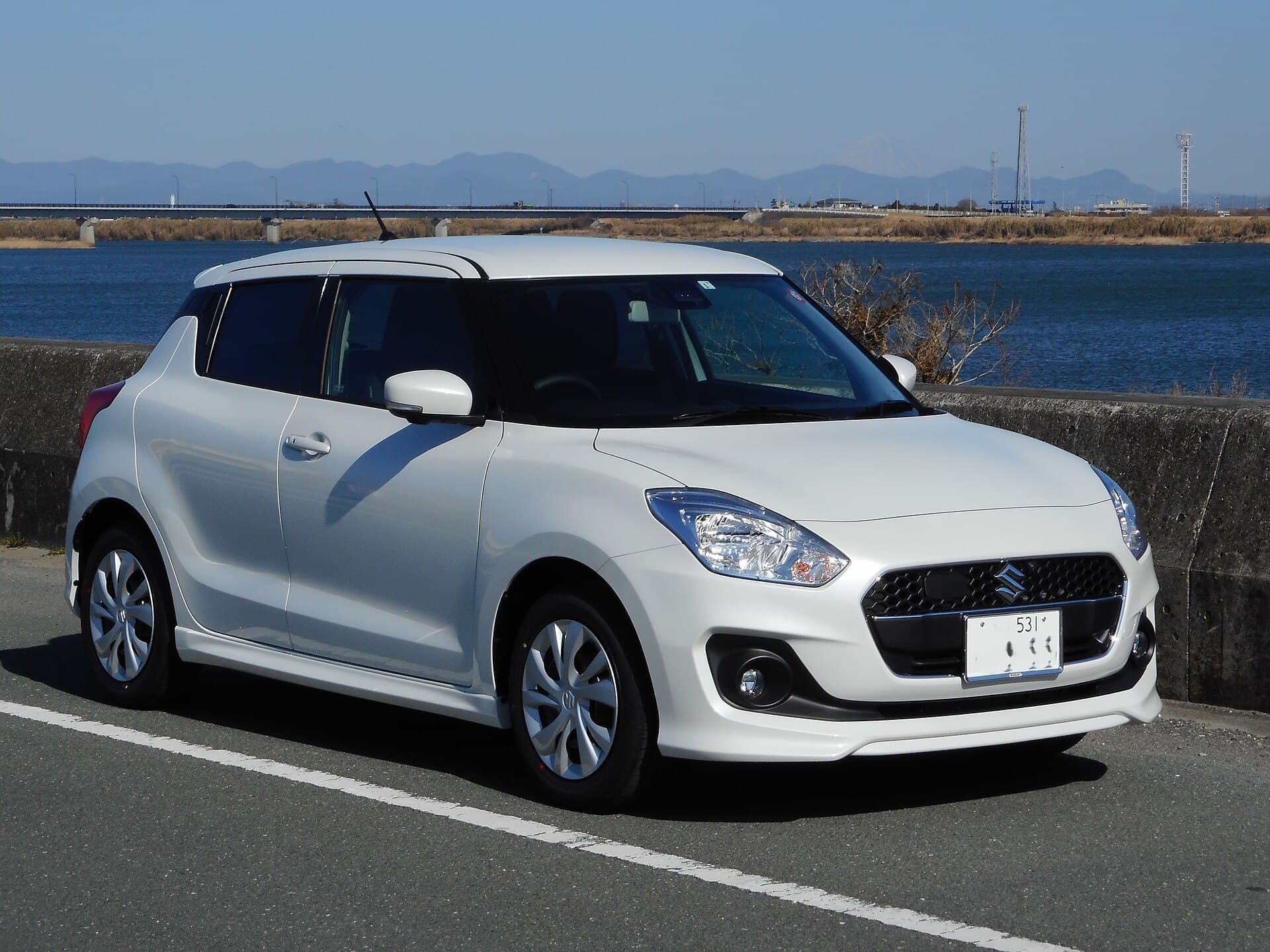 2020 Suzuki Swift in Pure White Pearl — photograph 5 of 5