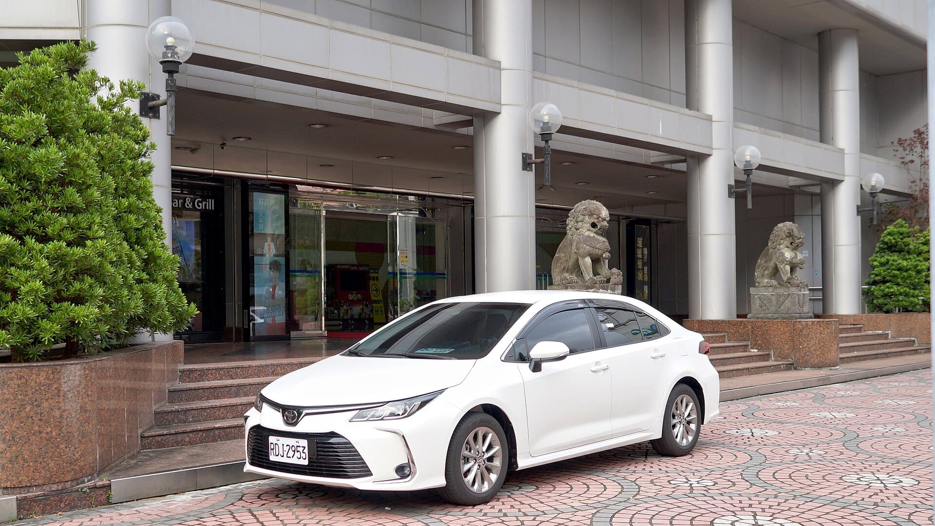 2021 Toyota Corolla in Super White — photograph 5 of 6