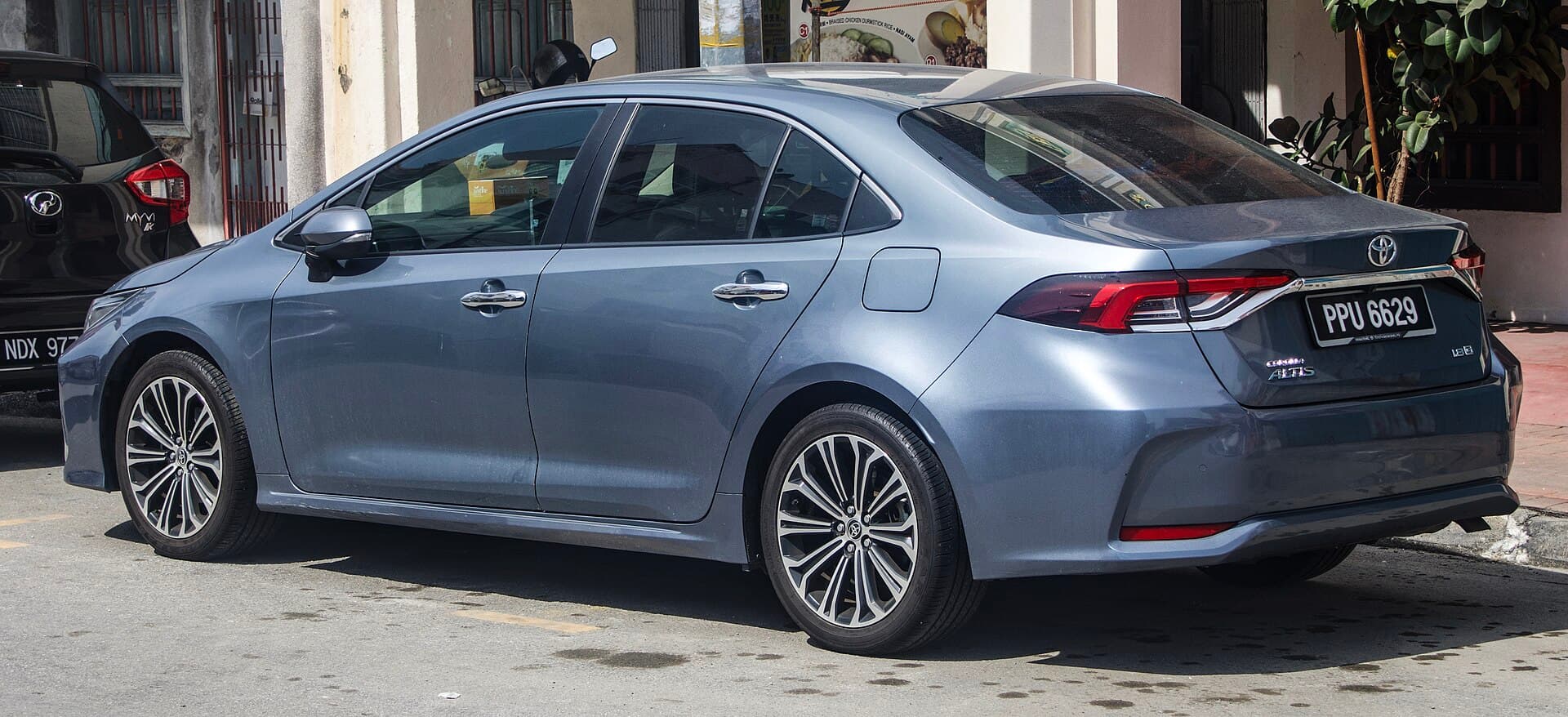 2021 Toyota Corolla in Blue Crush — photograph 4 of 4