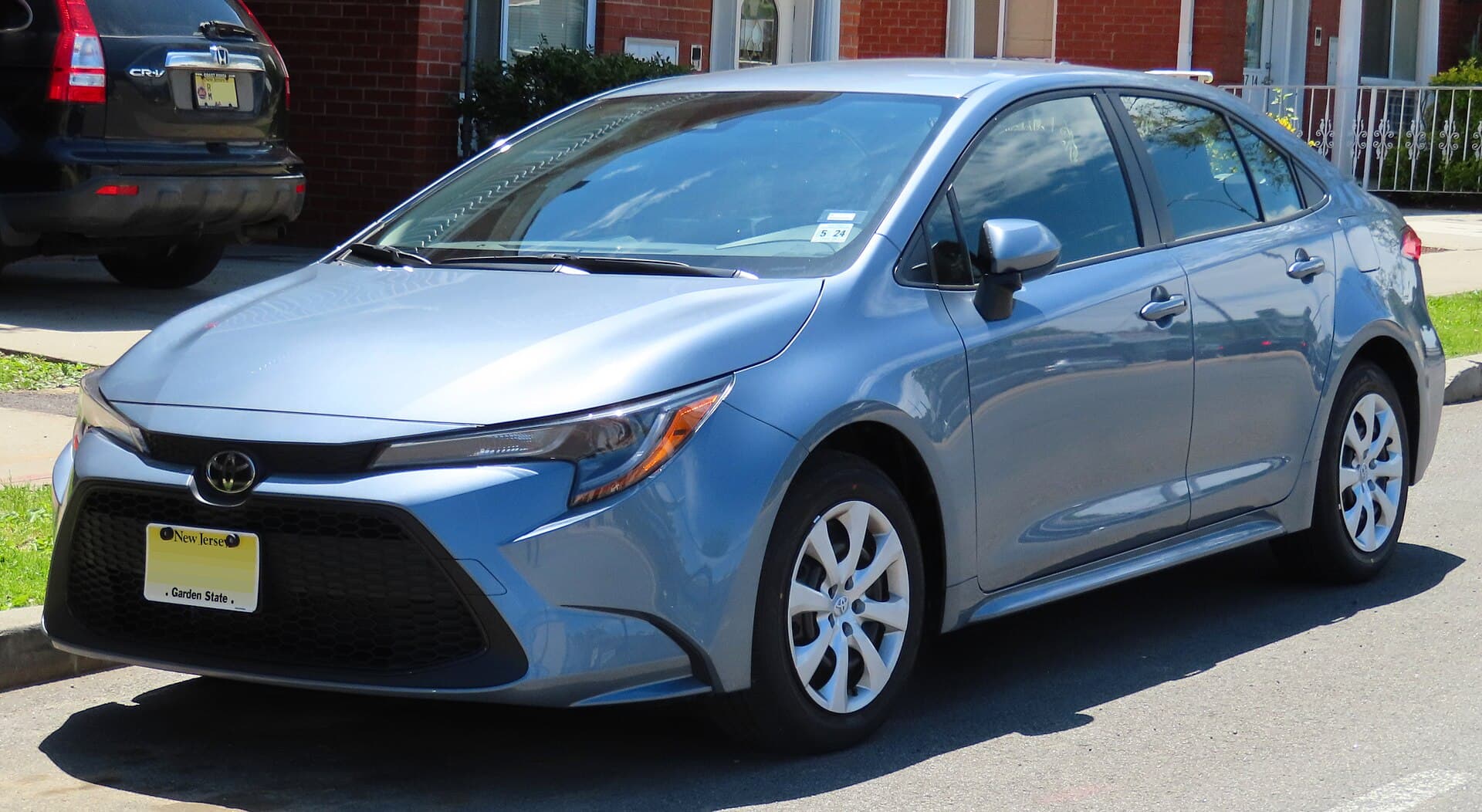 2021 Toyota Corolla in Blue Crush — photograph 2 of 4