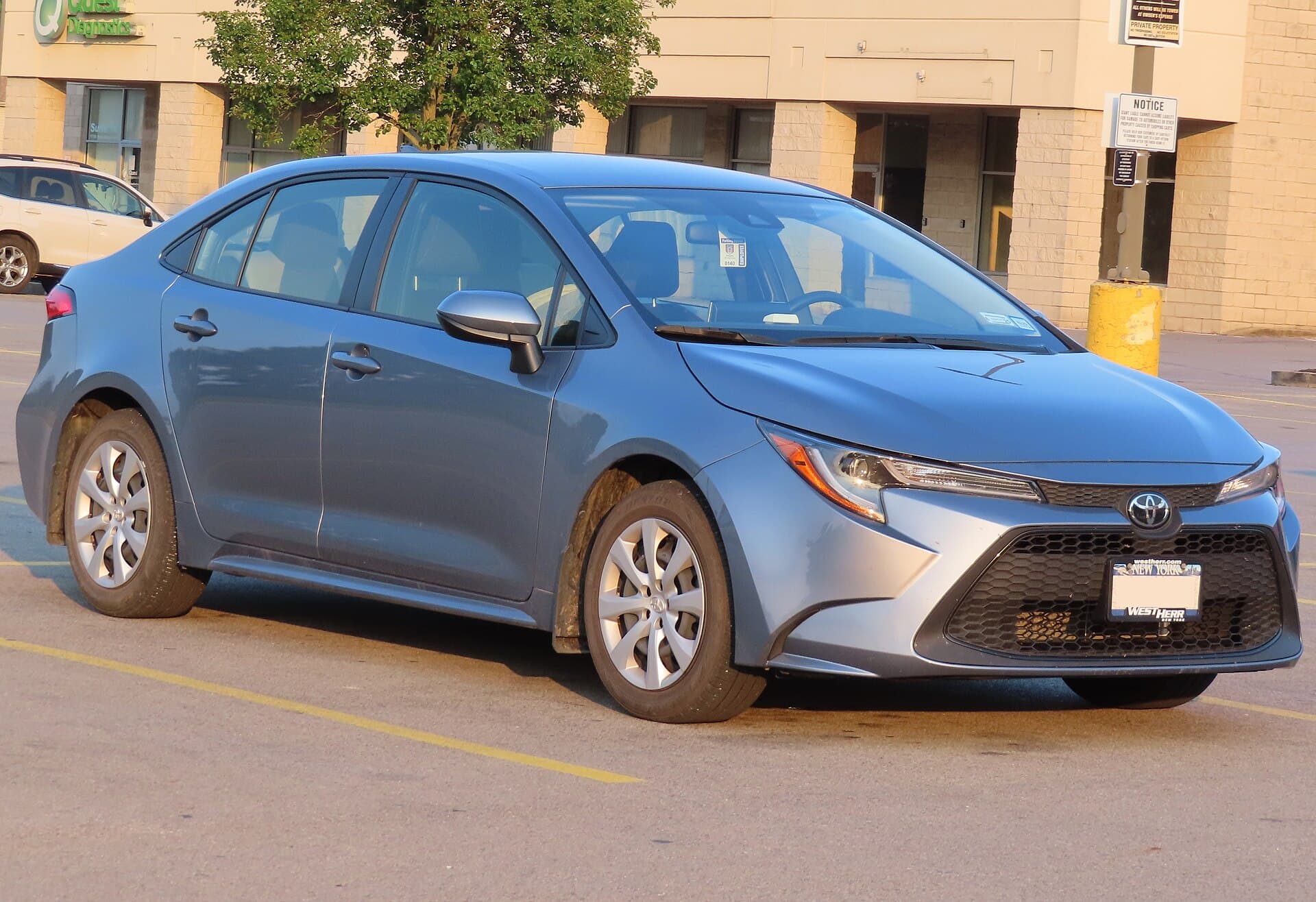2021 Toyota Corolla in Blue Crush — photograph 3 of 4