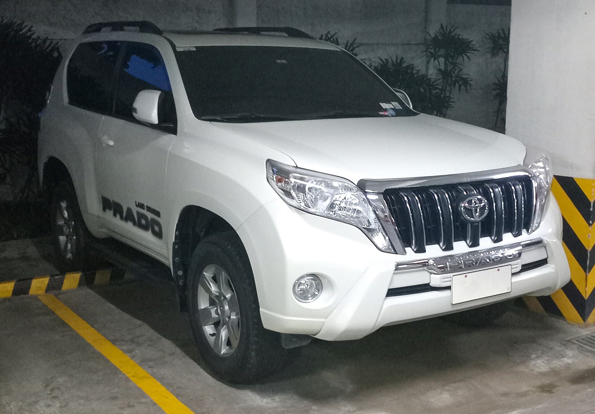2021 Toyota Land Cruiser Prado in Pearl White — photograph 3 of 6
