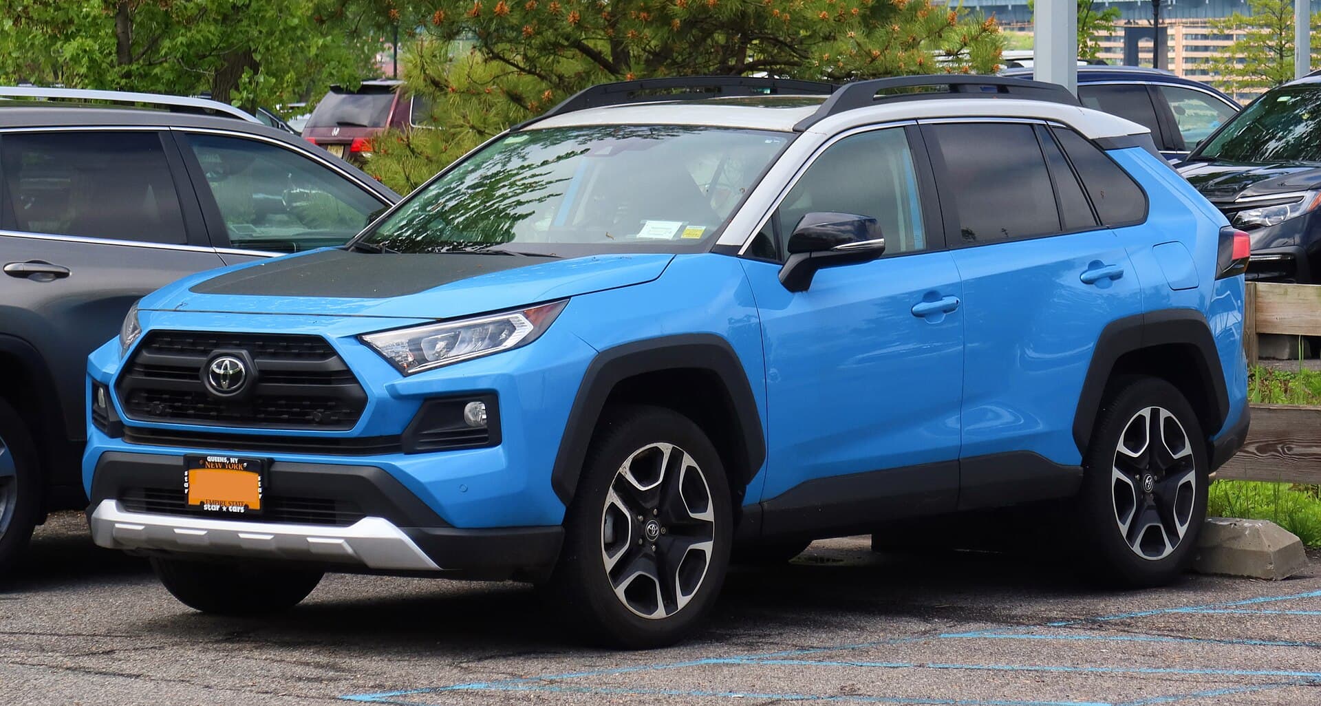 2022 Toyota RAV4 in Blueprint — photograph 3 of 4