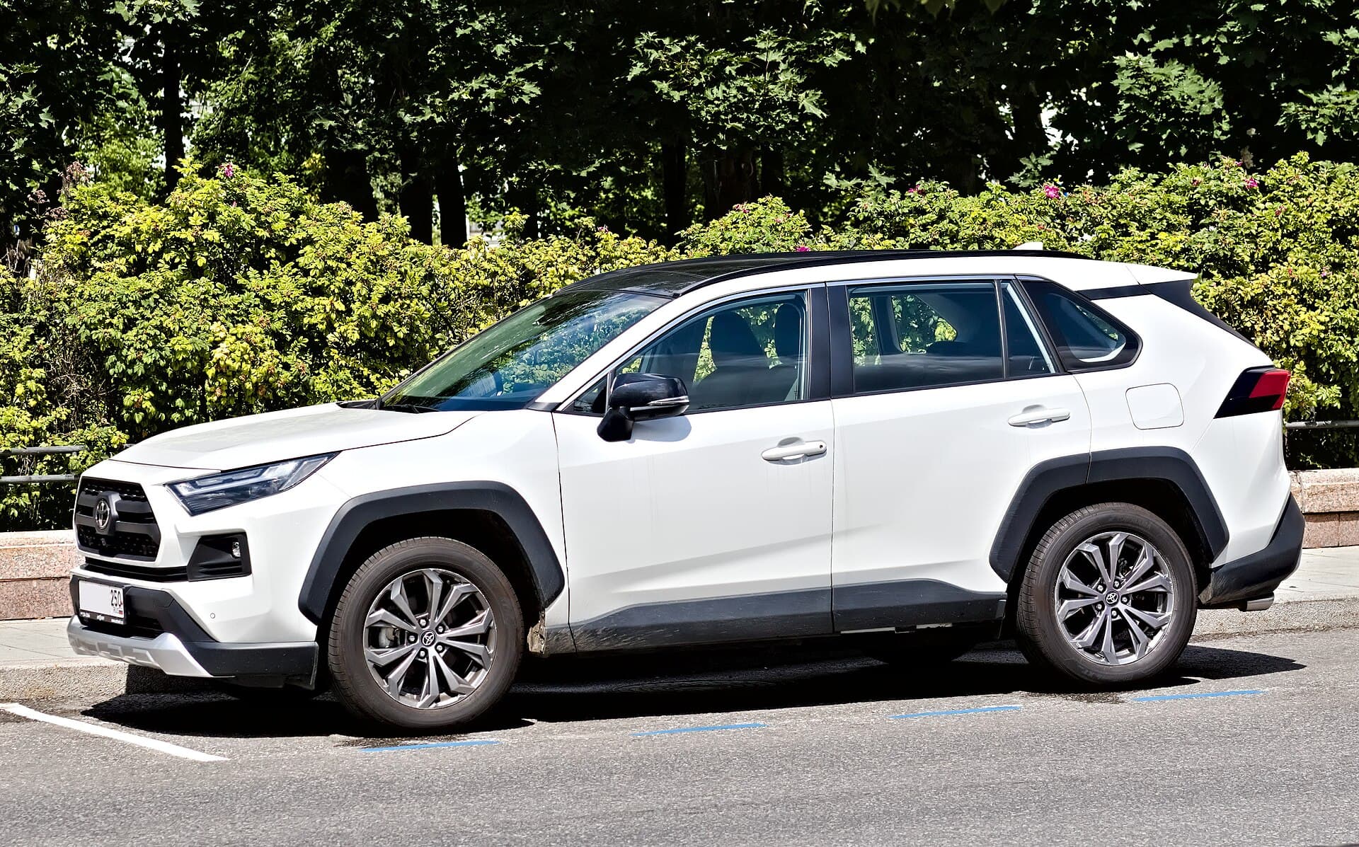 2022 Toyota RAV4 in Blizzard Pearl — photograph 3 of 6