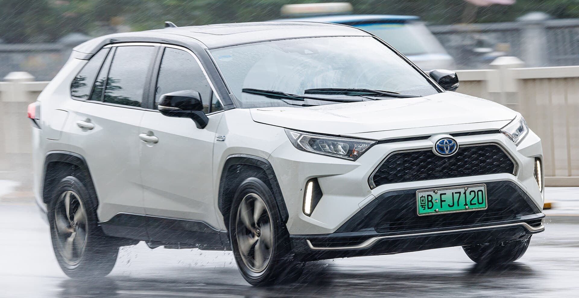 2022 Toyota RAV4 in Blizzard Pearl — photograph 5 of 6