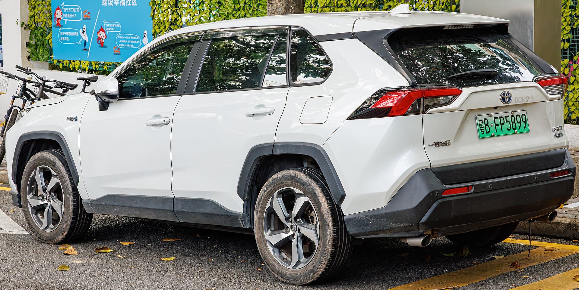 2022 Toyota RAV4 in Blizzard Pearl — photograph 4 of 6