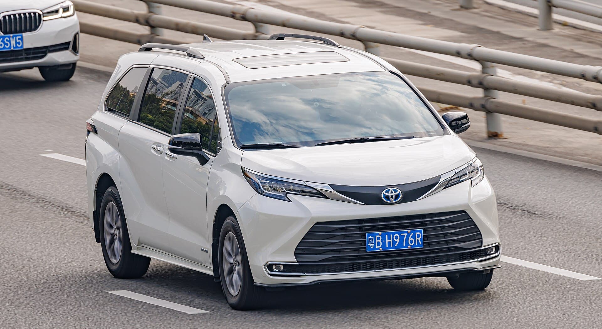 2022 Toyota Sienna in Blizzard White Pearl — photograph 3 of 6
