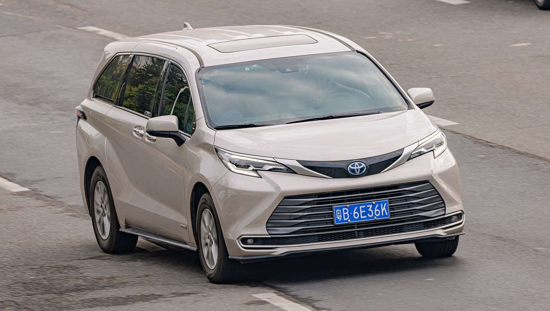 2022 Toyota Sienna in Celestial Silver — photograph 2 of 5