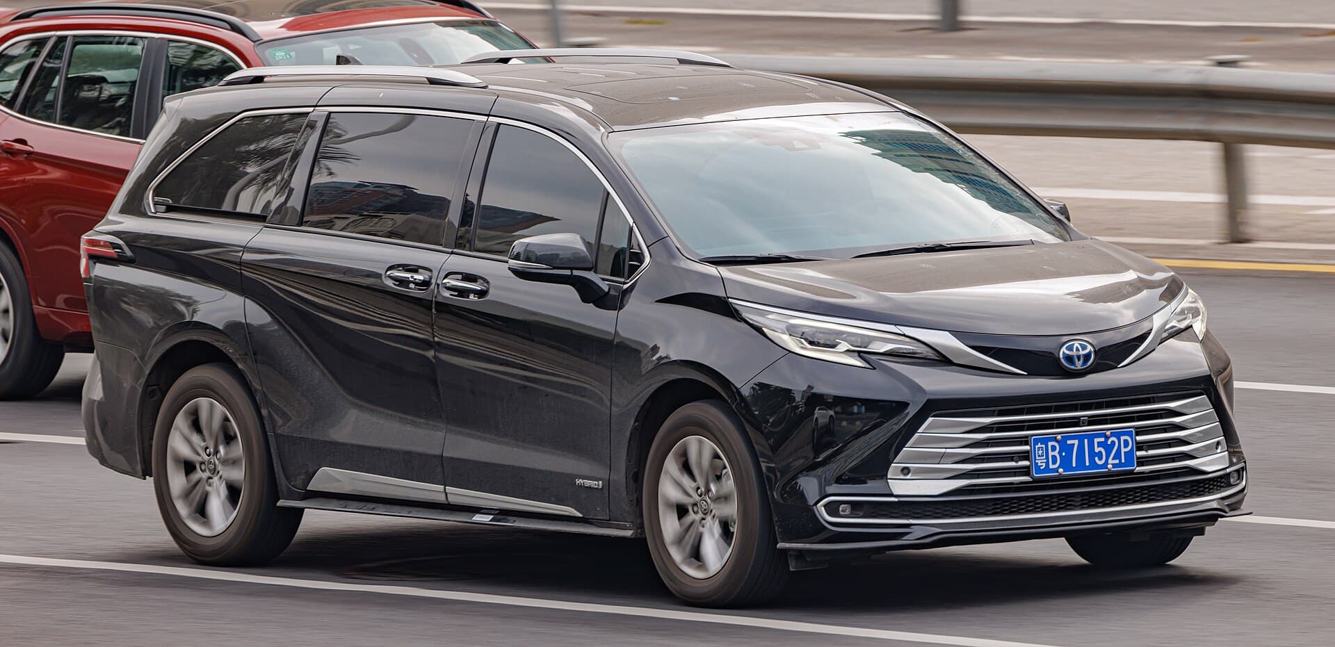 2022 Toyota Sienna in Midnight Black Metallic — photograph 3 of 6