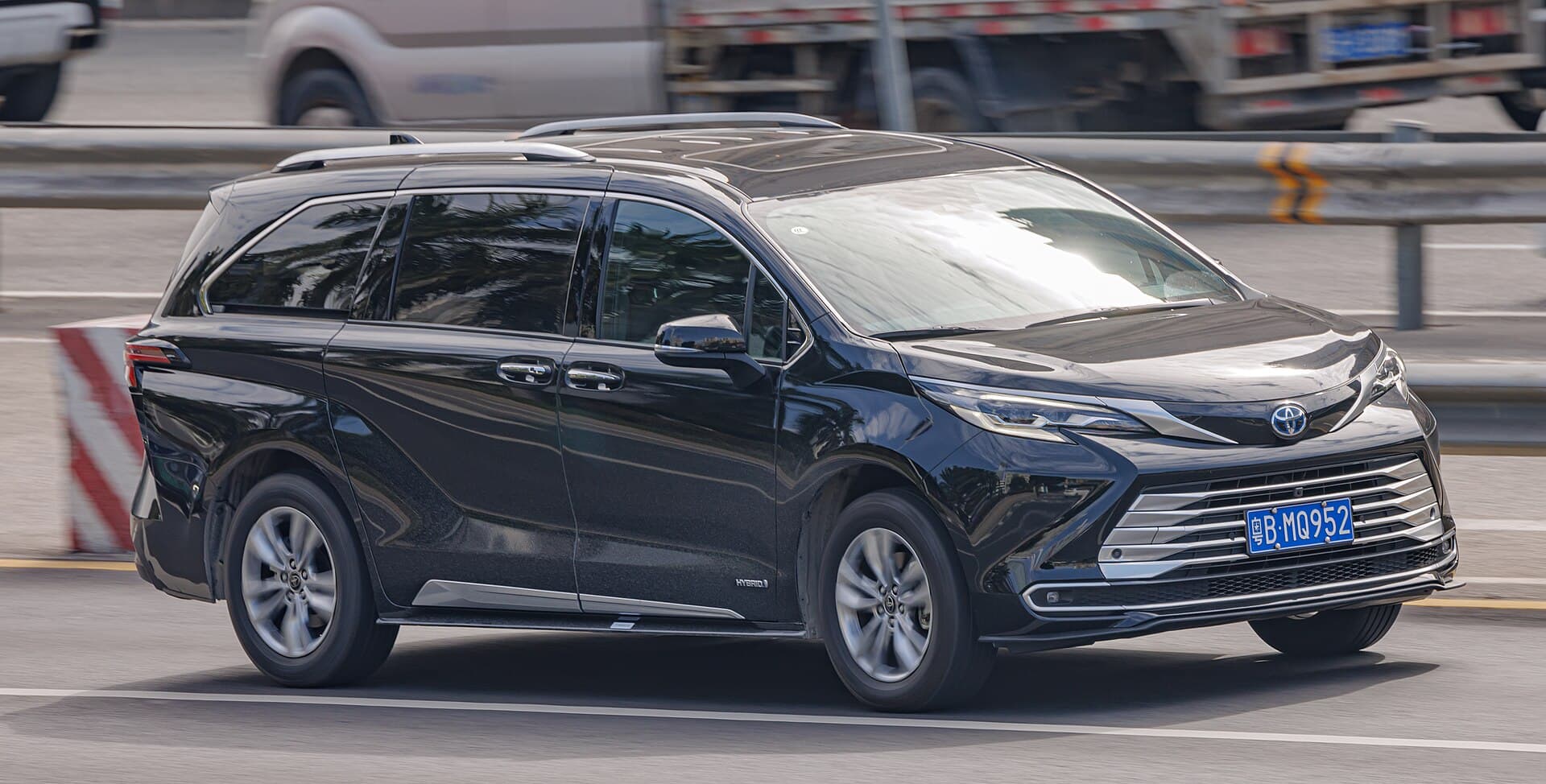 2022 Toyota Sienna in Midnight Black Metallic — photograph 4 of 6