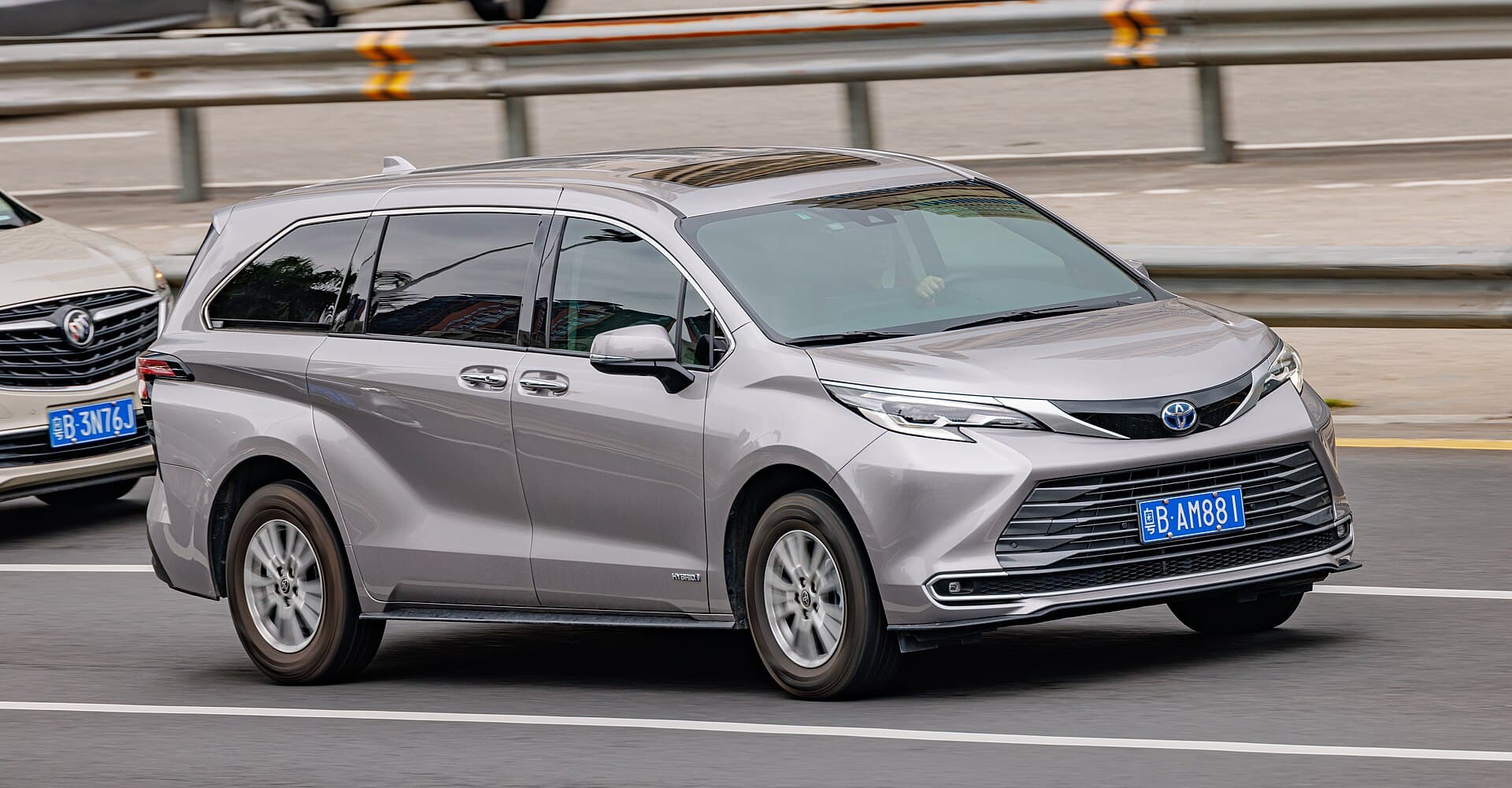 2022 Toyota Sienna in Celestial Silver — photograph 3 of 5