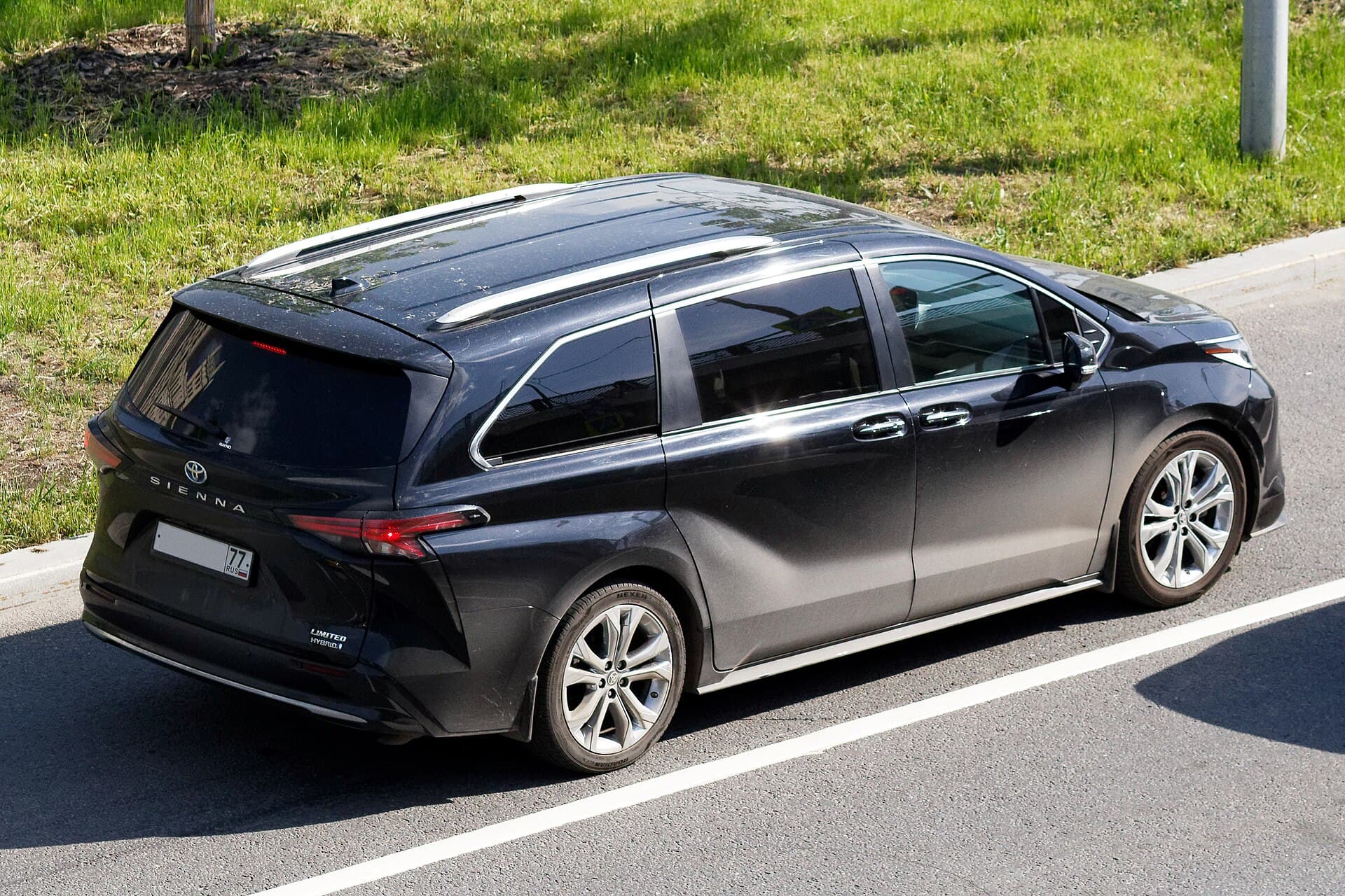 2022 Toyota Sienna in Midnight Black Metallic — photograph 5 of 6