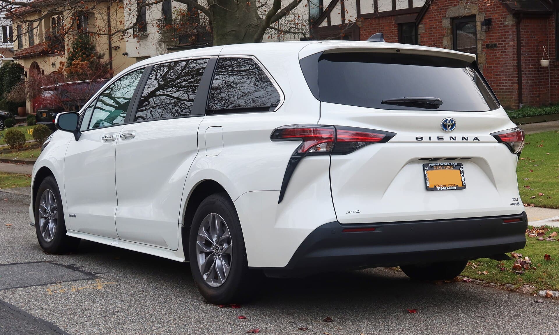 2022 Toyota Sienna in Blizzard White Pearl — photograph 5 of 6