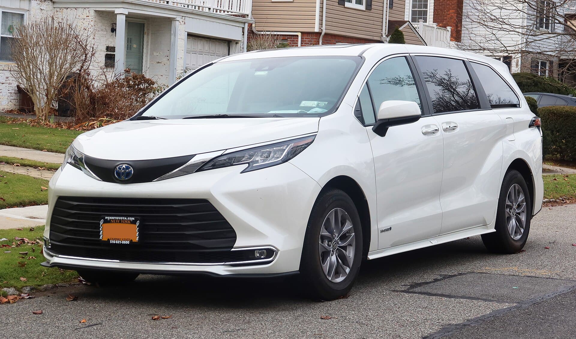 2022 Toyota Sienna in Blizzard White Pearl — photograph 4 of 6